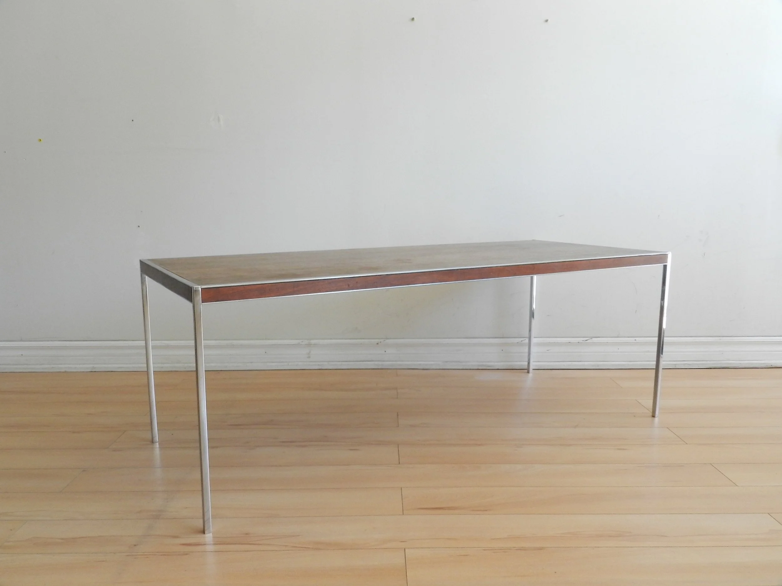 High quality mid century modern coffee table in chromed steel with walnut top. In the style of Paul McCobb.  Canada, 1960s.