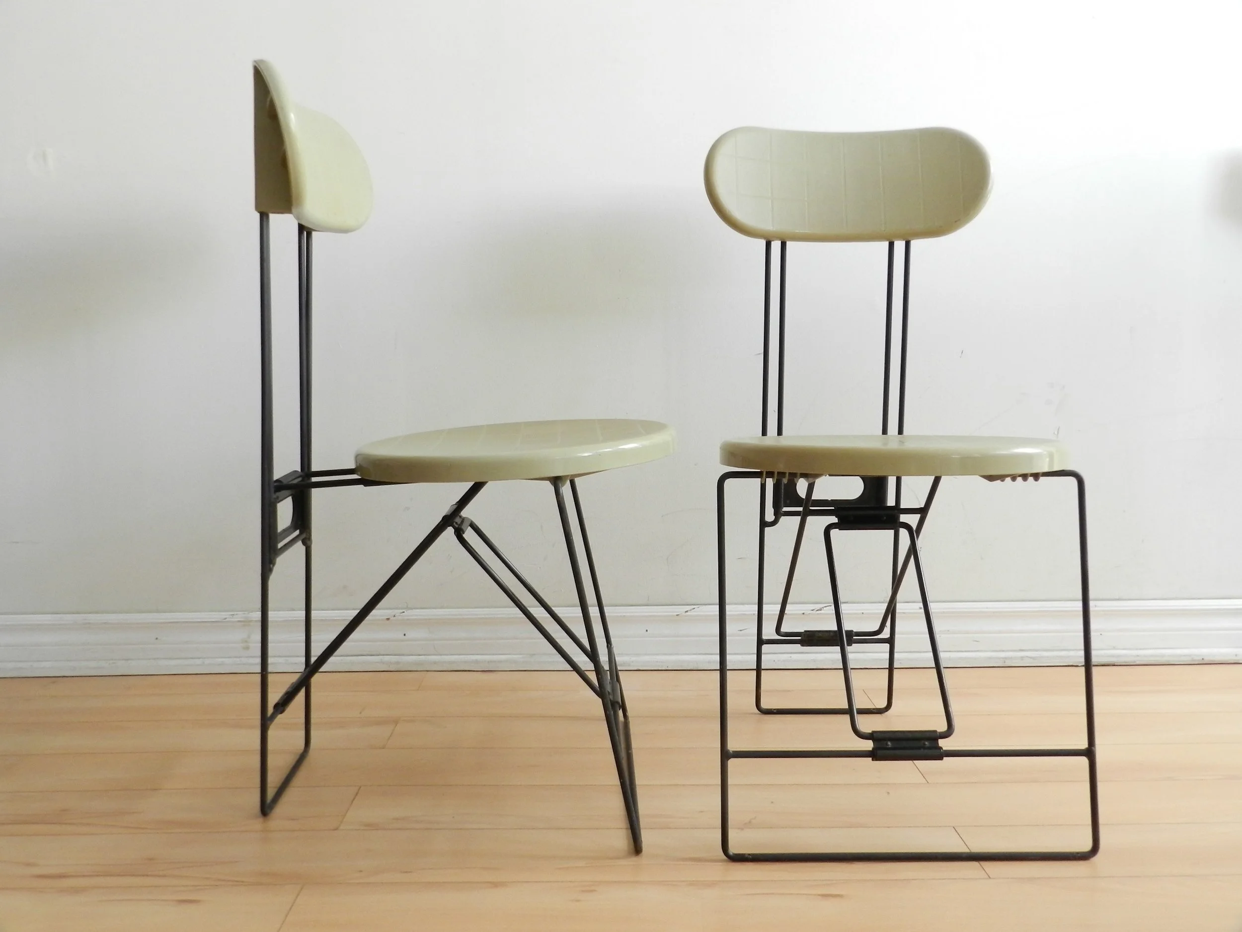 Pair of folding “Cricket” chairs designed by Andries Van Once and Kazuma Yamaguchi for Magis. In plastic and steel.  Italy, 1980s.