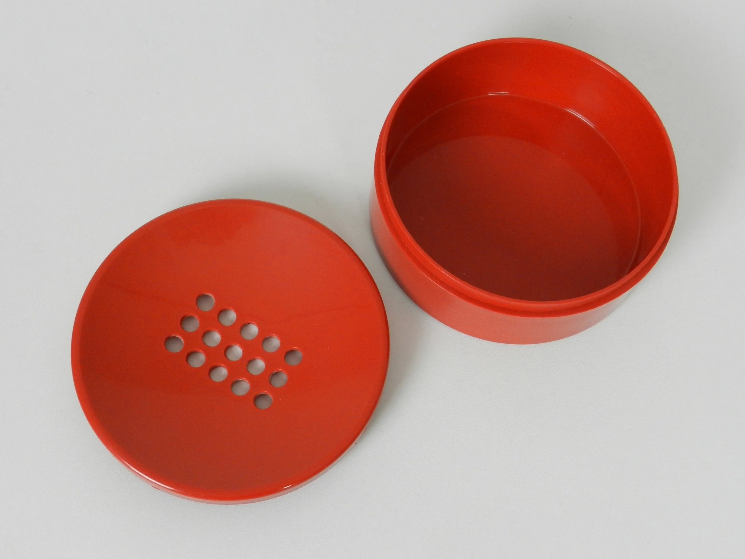 Plastic soap dish designed by Makio Hasuike for Gedy.  Italy, 1980s.