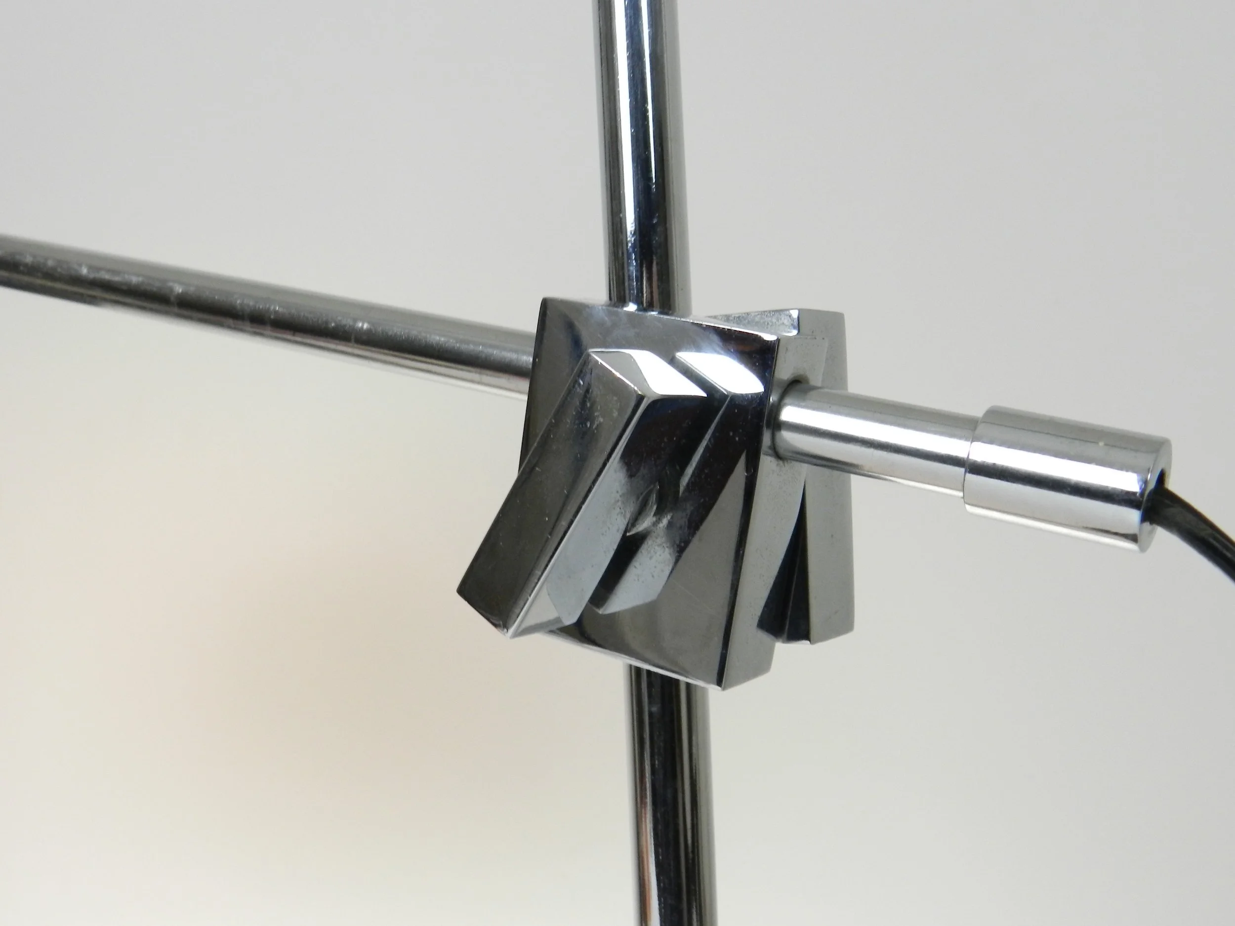 High quality mid century desk lamp in chromed steel and painted aluminum. Probably made by Kaiser.  Germany, 1960s.