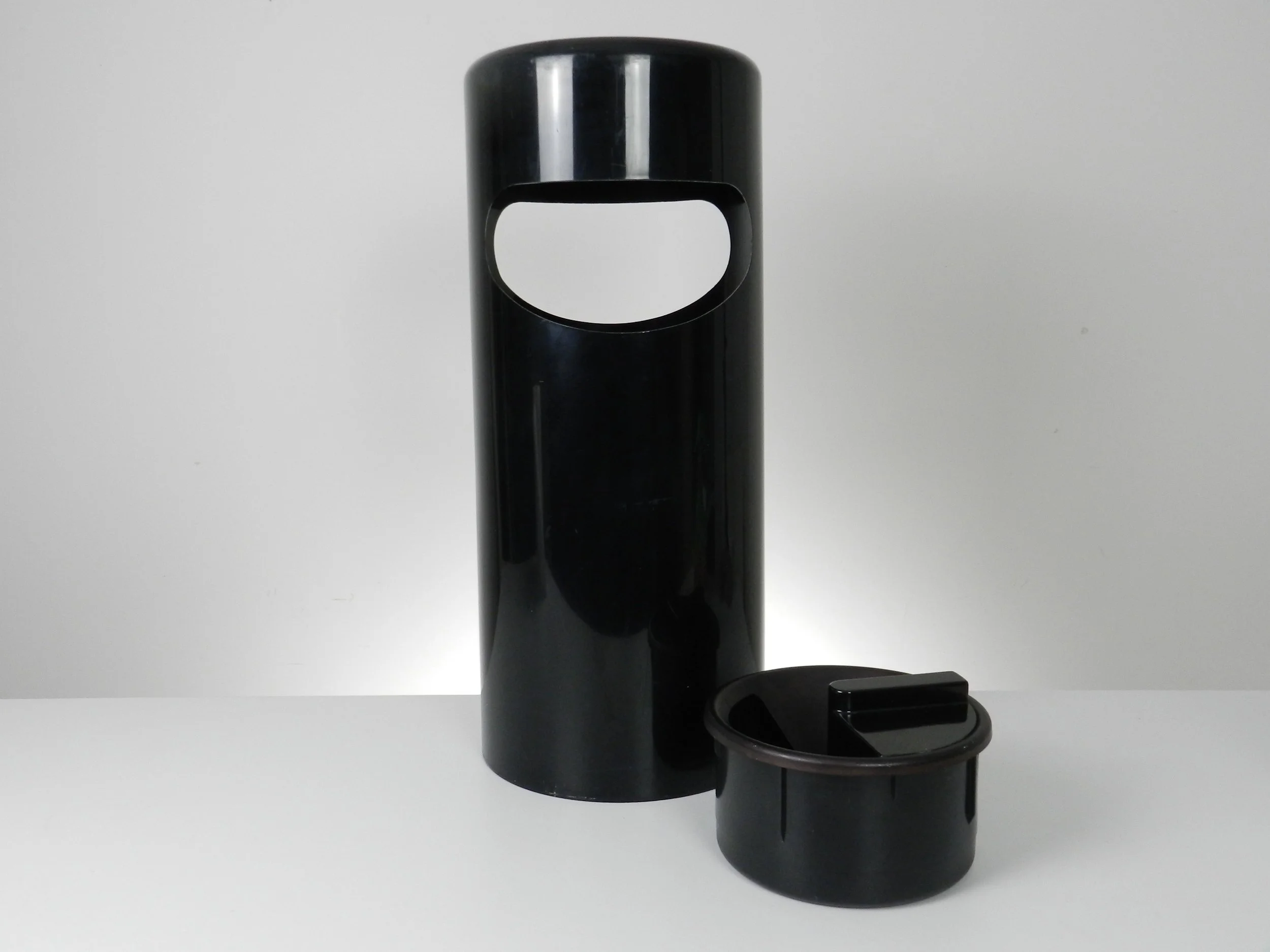 Space age ashtray stand and trash can in plastic and metal. Designed by Giotto Stoppino for Rexite.   Italy, 1980s
