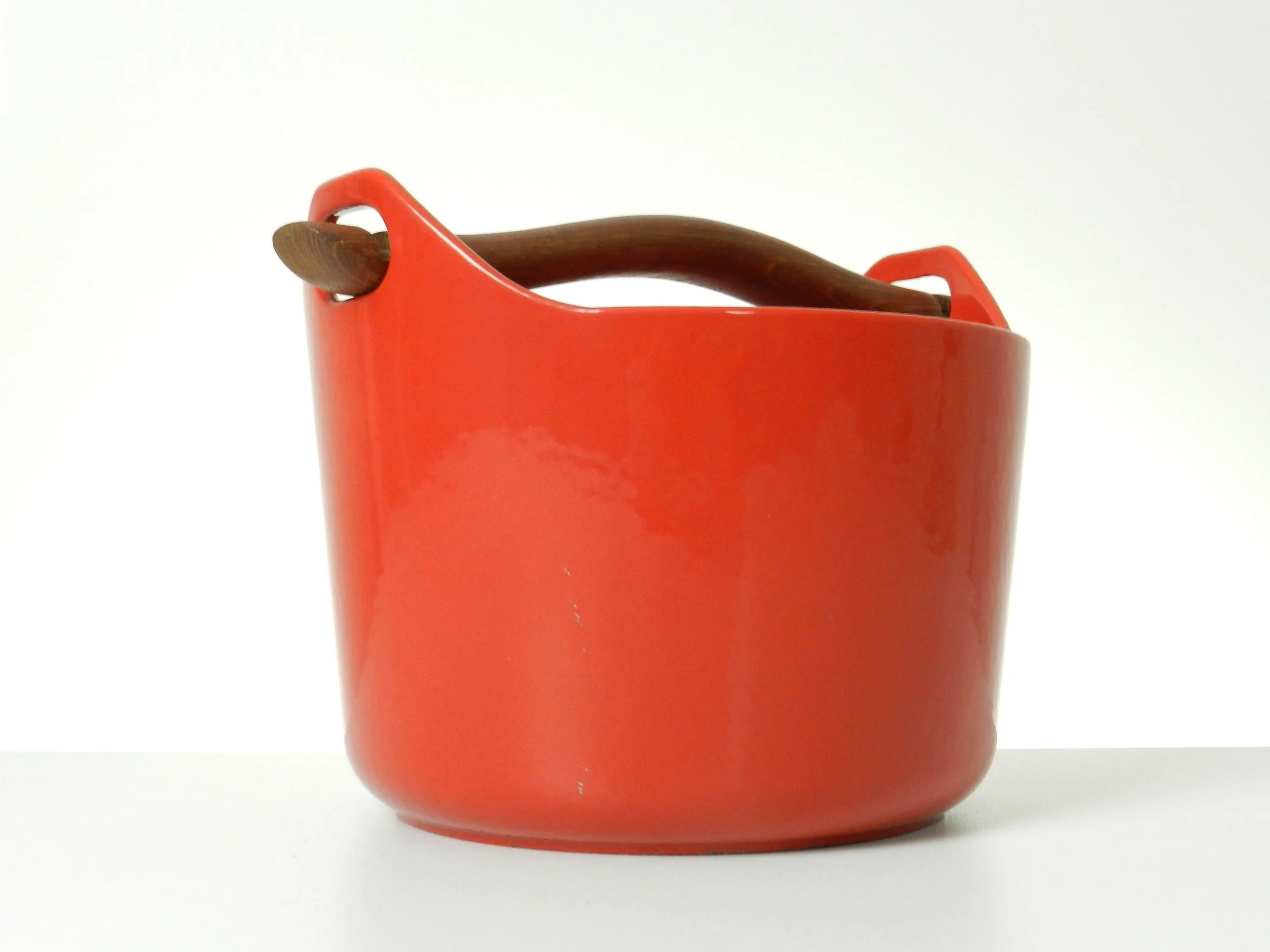 Enameled cast iron pot with lid and removable teak handle designed by Timo Sarpenava for Rosenlew. Oven or stovetop.  Finland, 1960s.