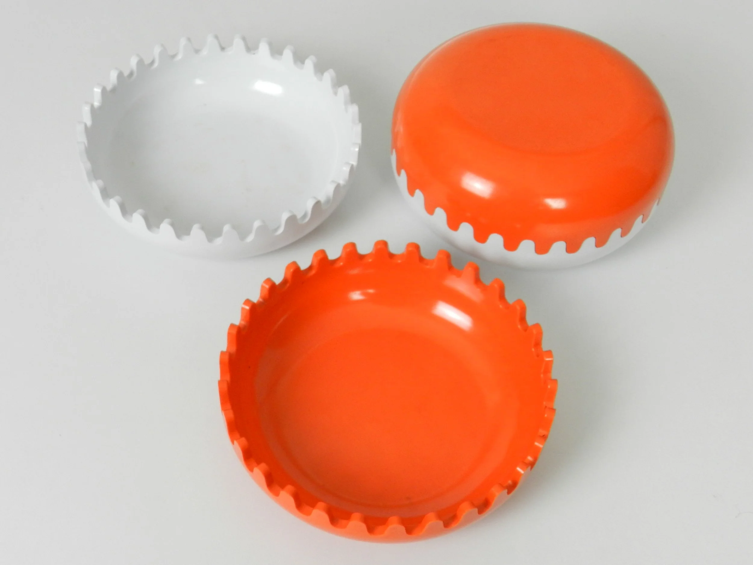 Vintage melamine ‘Clam’ containers/ashtrays designed by Alan Fletcher for Pentagram.  Italy, 1972