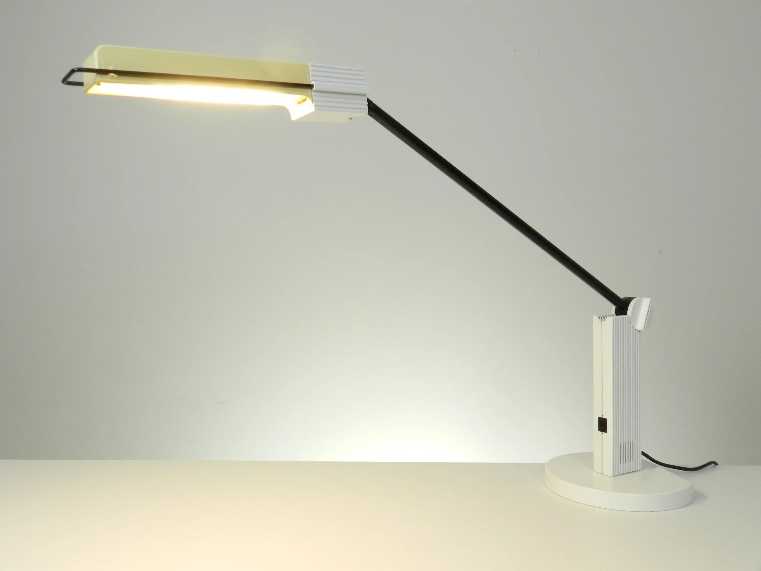 Post modern “Alistro Tavolo” desk lamp designed by Ernesto Gismonde for Artemide.  Italy, 1983.