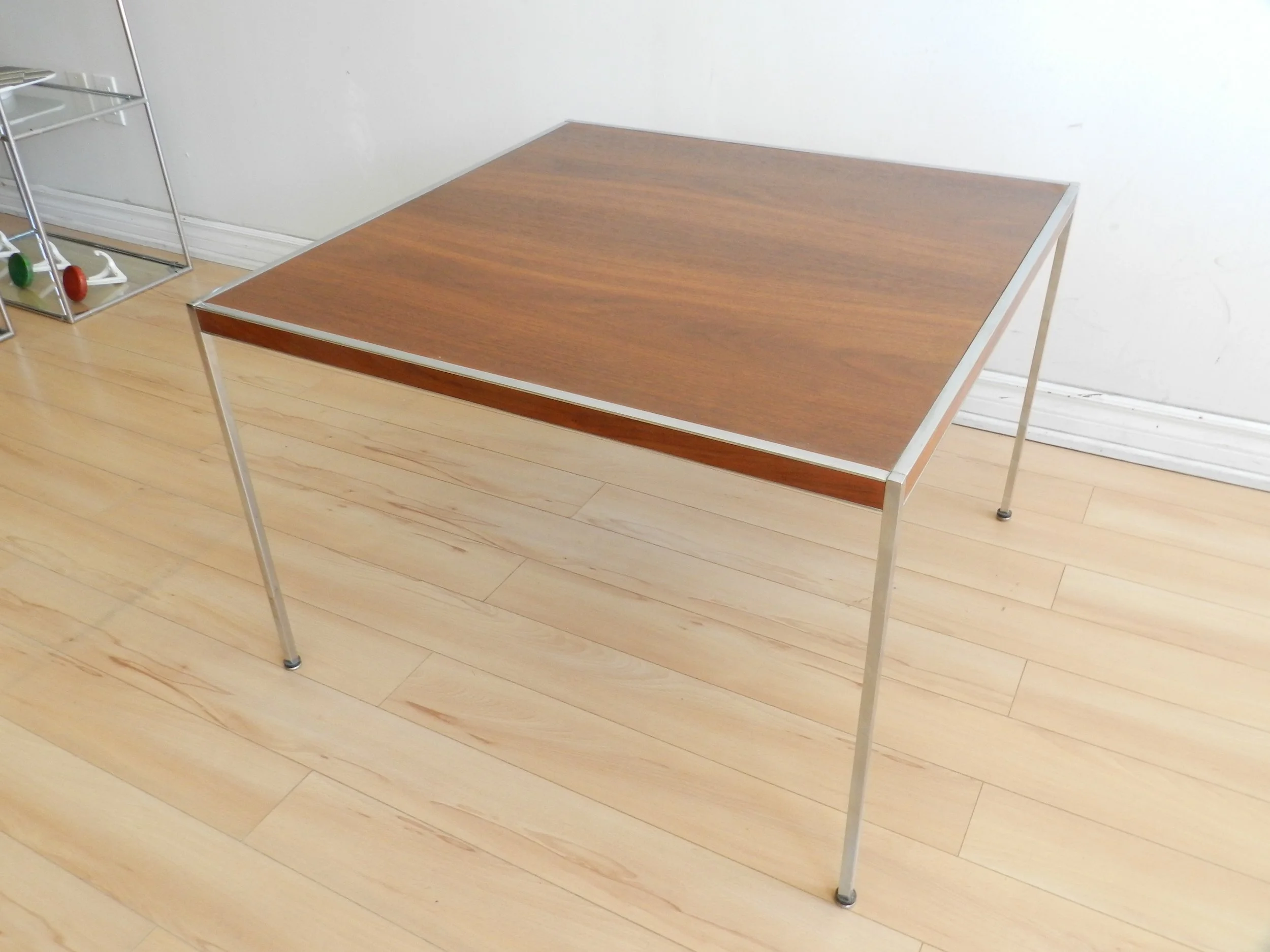 High quality mid century modern side table in chromed steel with walnut top. In the style of Paul McCobb.  Canada, 1960s.