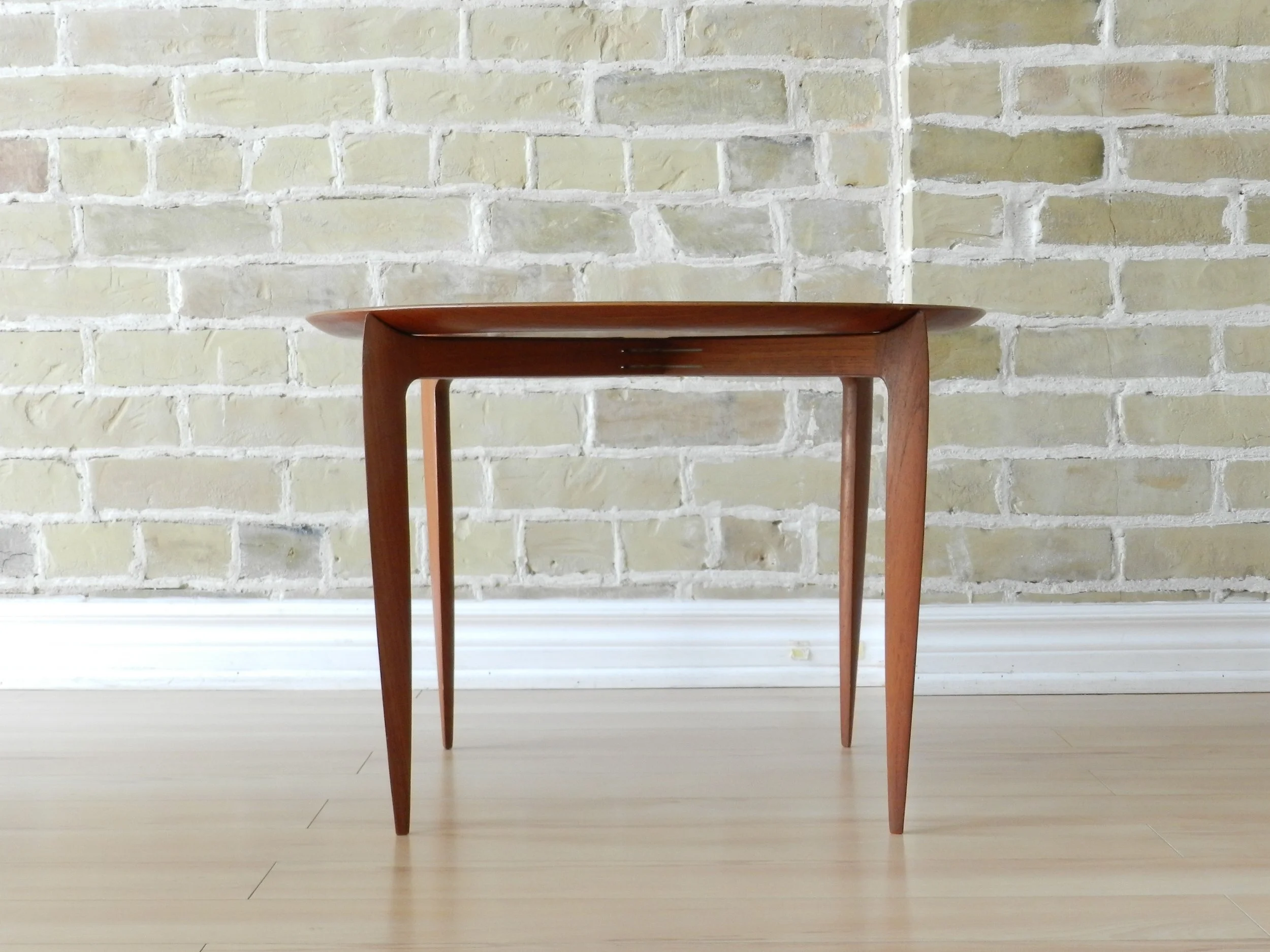 Vintage teak folding tray table with molded plywood top. Designed by H. Engholm and Svend Aage Willumsen for Fritz Hansen.  Denmark, 1960s.