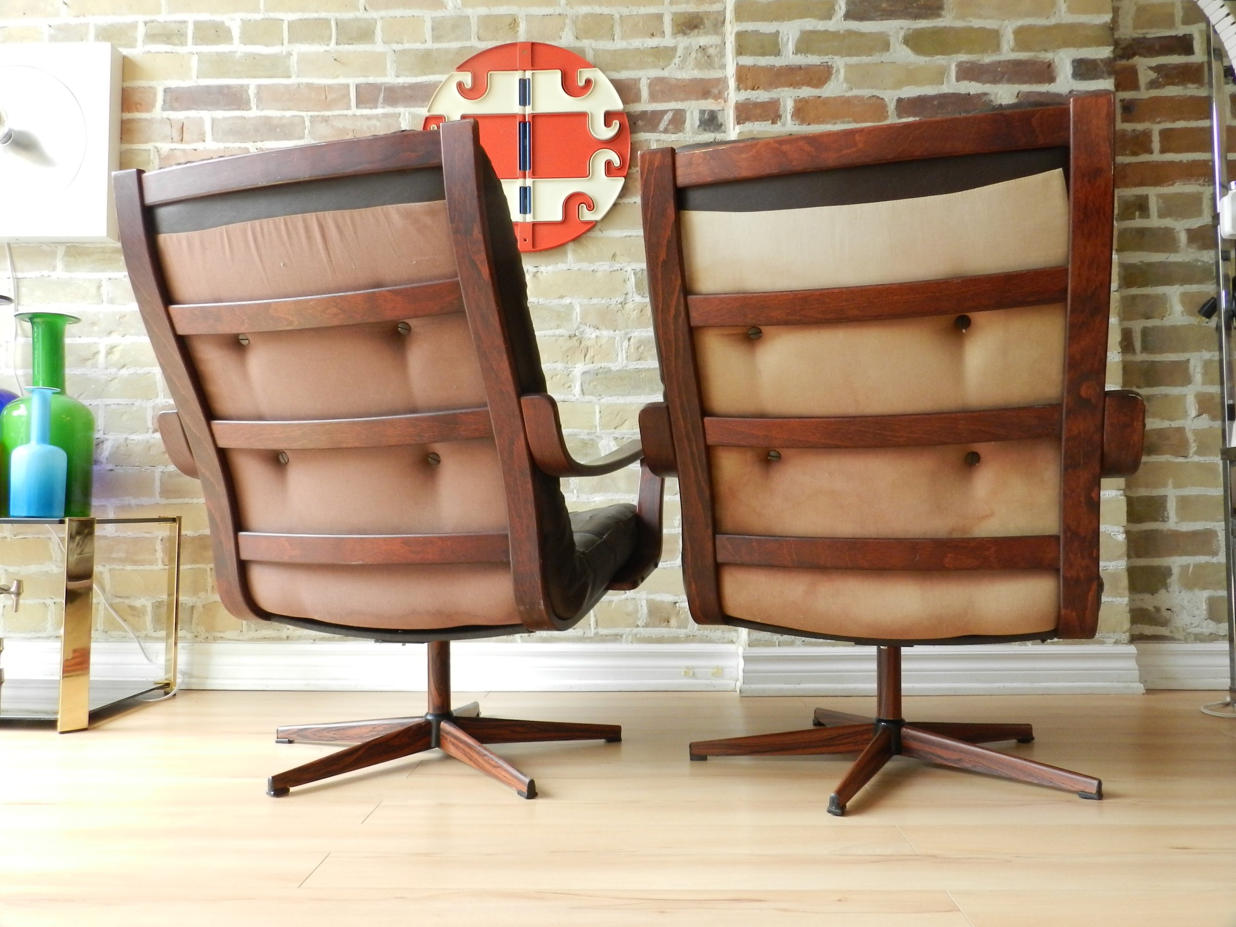 Pair of swivel lounge chair attributed to Westnofa. Bent plywood with leather upholstery on steel bases.  Norway, 1970s.