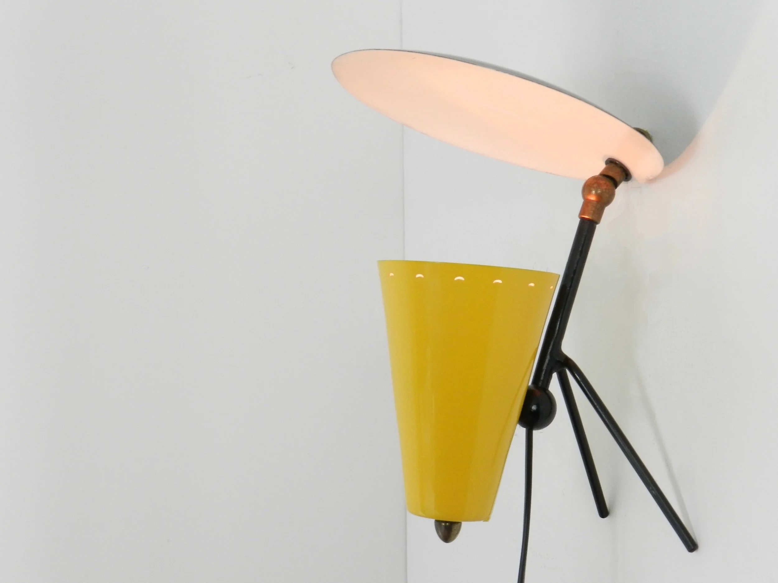 Compact mid century modern reflector lamp in enameled metal. Probably originates from Italy or France. Can be used as a table or wall lamp.  Circa 1950s.