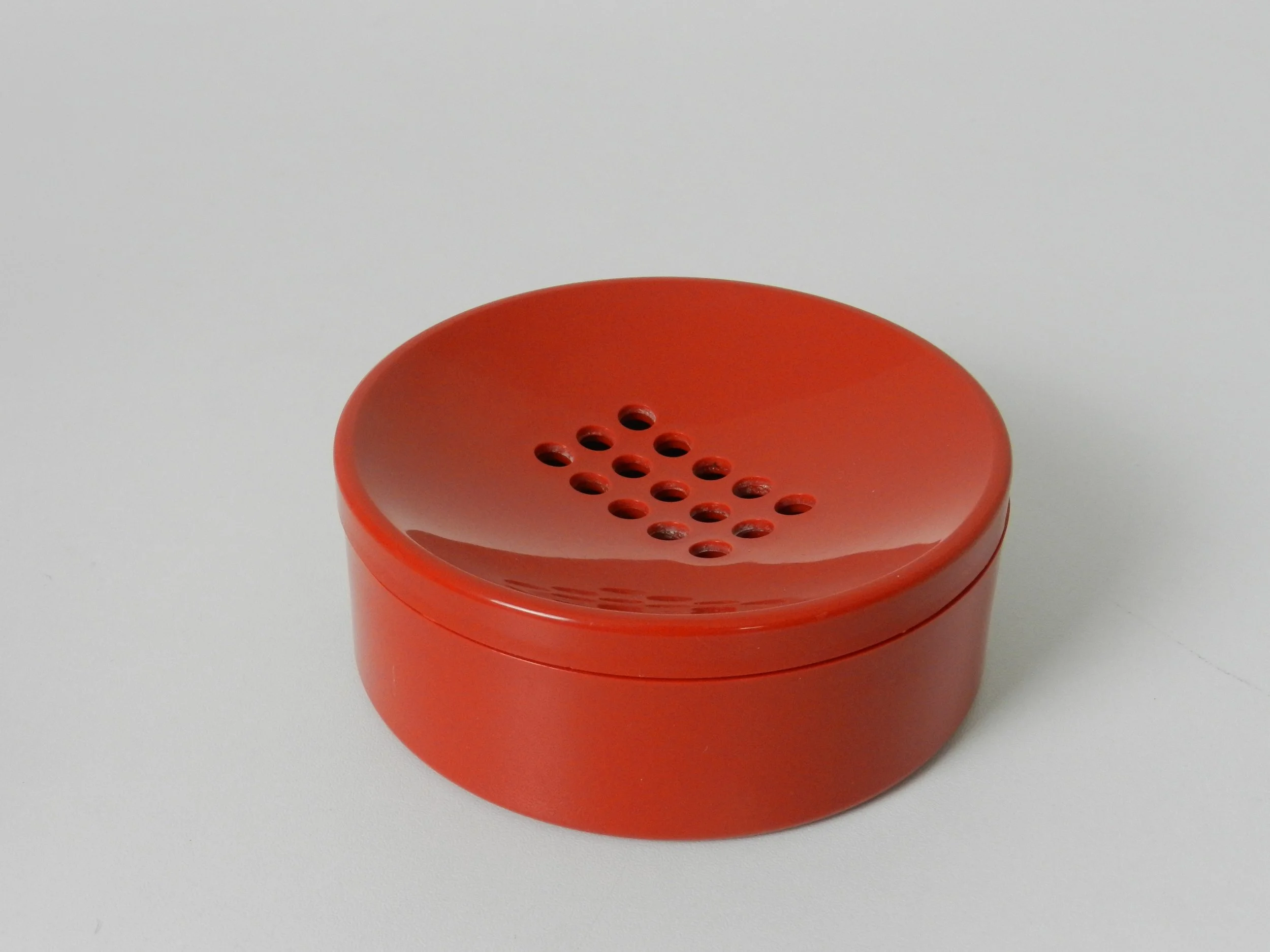 Plastic soap dish designed by Makio Hasuike for Gedy.  Italy, 1980s.