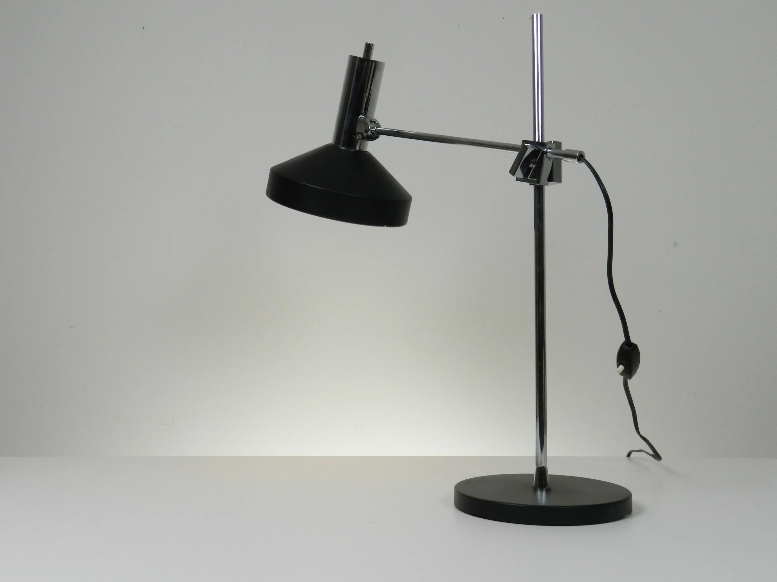 High quality mid century desk lamp in chromed steel and painted aluminum. Probably made by Kaiser.  Germany, 1960s.