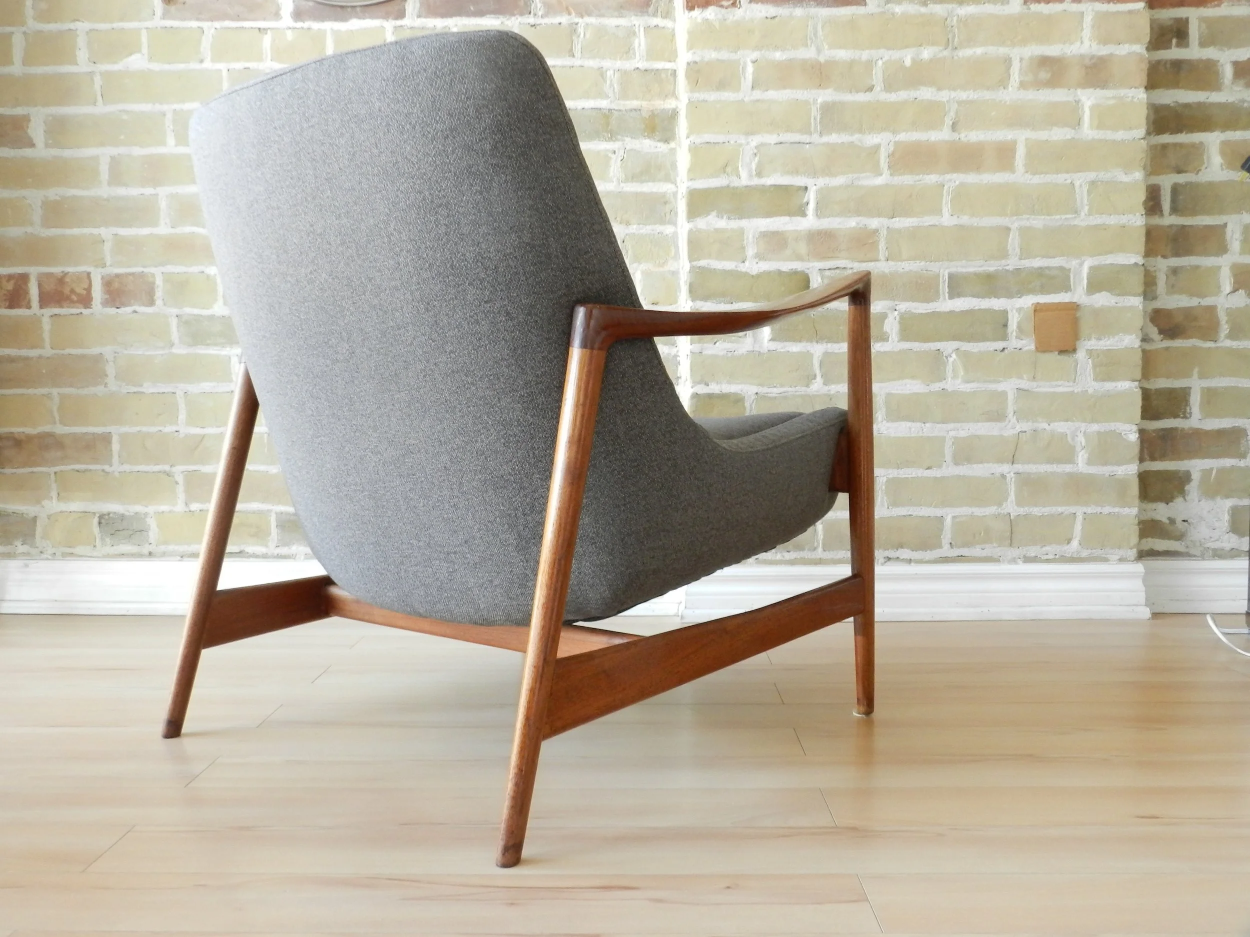 Teak lounge chair designed by Ib Kofod Larsen for Fritz Hansen. Model 4346.  Denmark, 1960s.