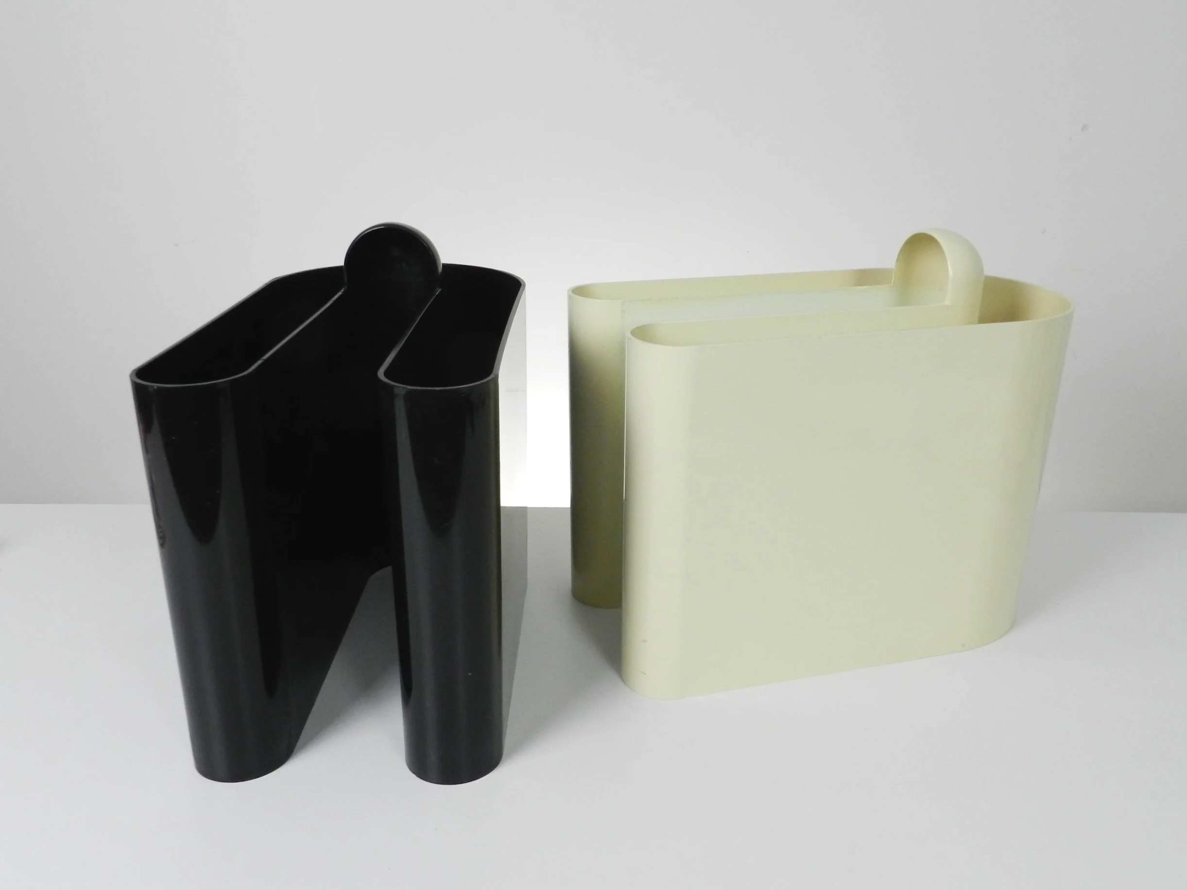 Pair of nesting plastic magazine racks designed by Rodolfo Bonetto for Vastill.  Italian design, manufactured in Canada, 1960s.