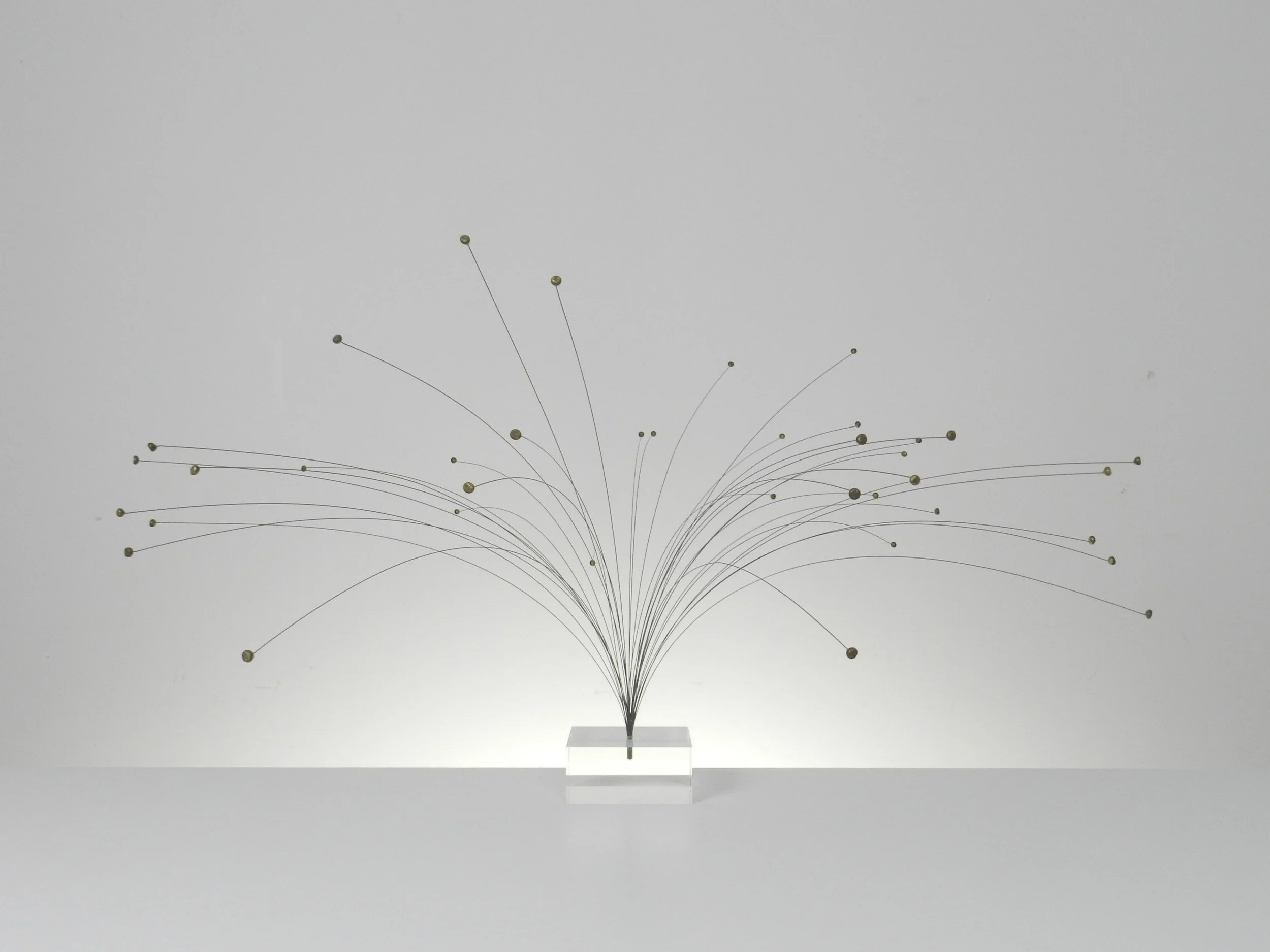 Kinetic spray sculpture in wire on lucite base.  circa 1970s.