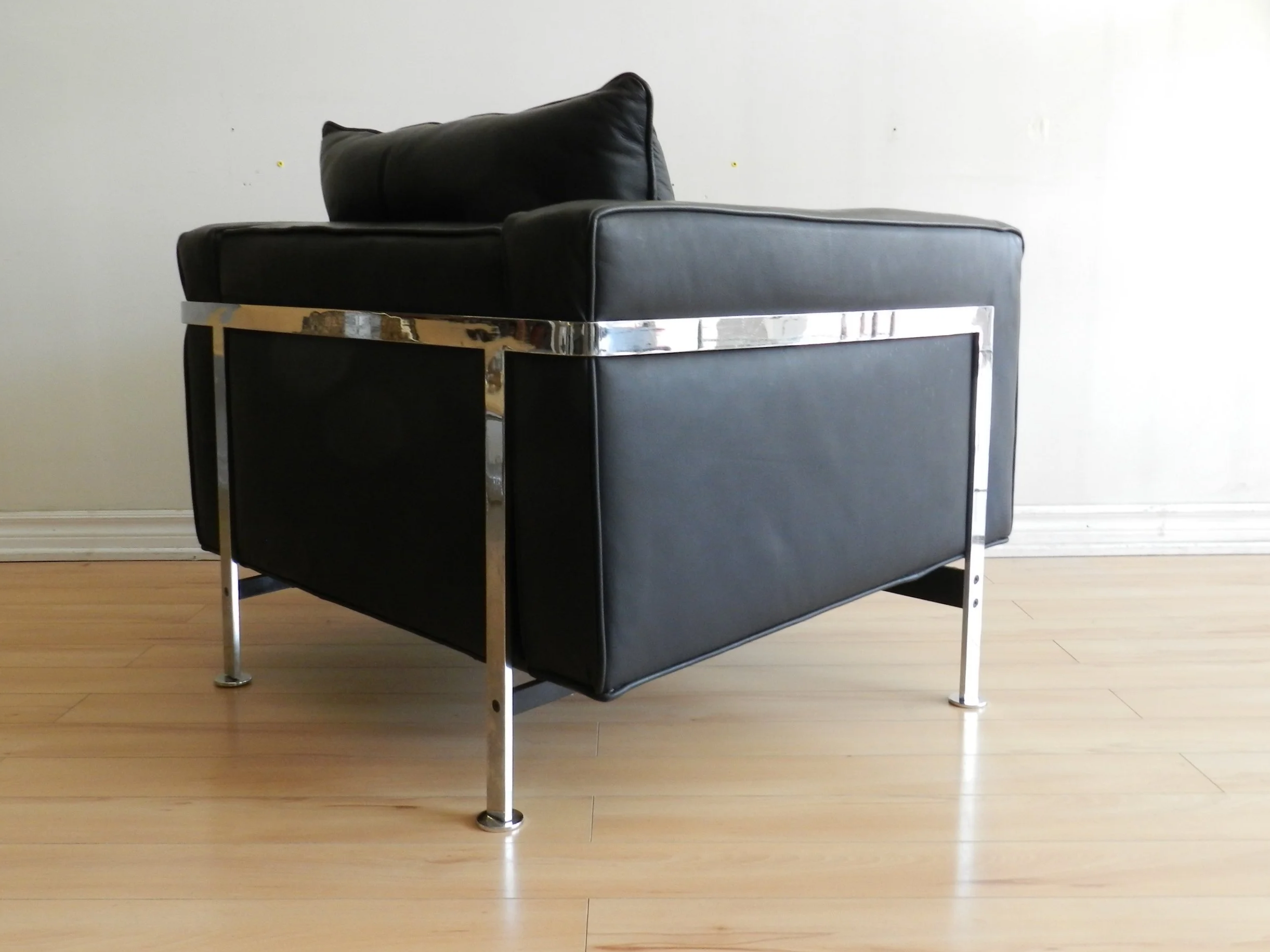 Model RH 302 lounge chair designed by Robert Haussmann for De Sede. Leather upholstery and chrome plated steel frame.  Switzerland, 1970s.