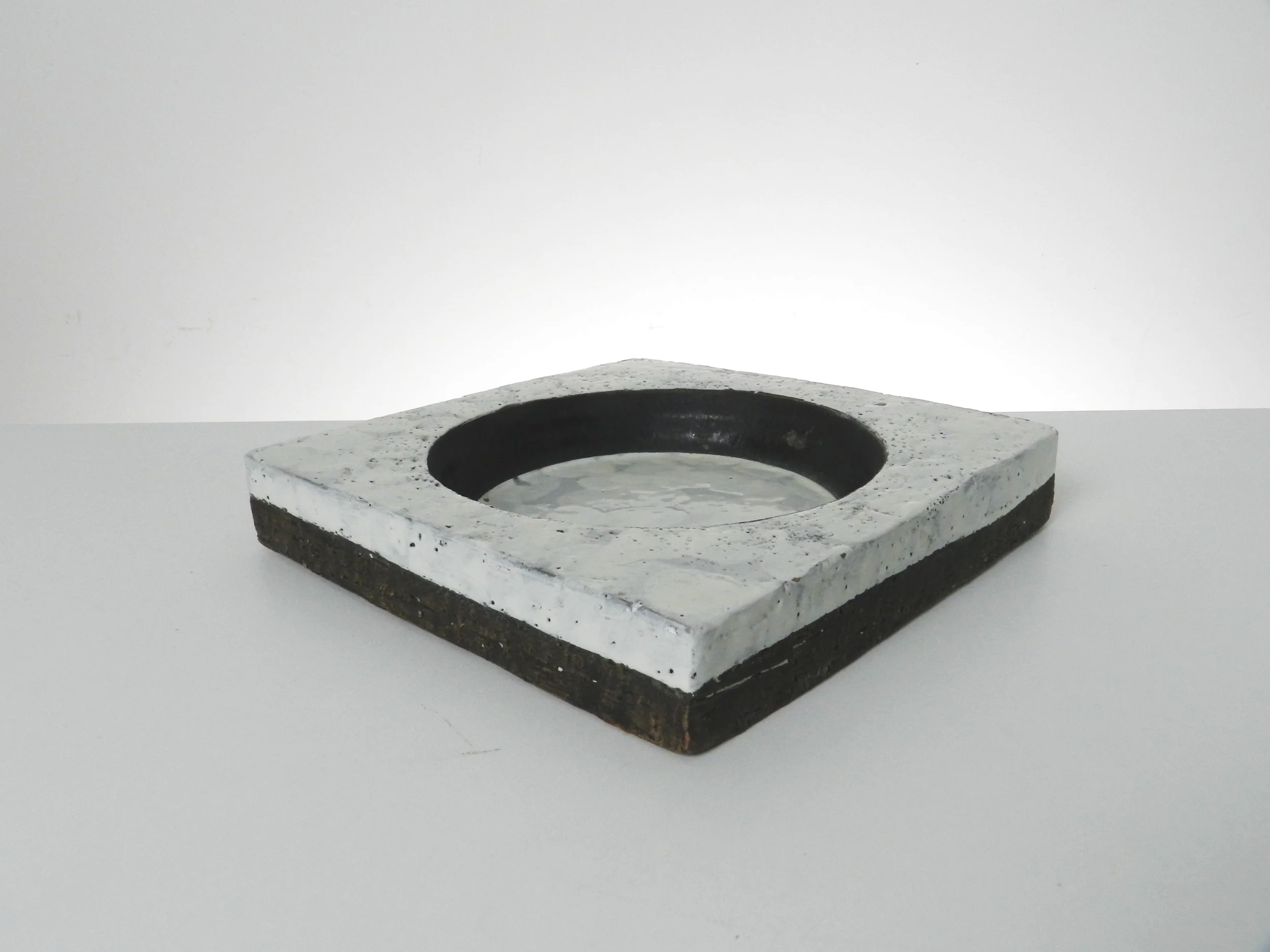 Ceramic shallow bowl designed by Aldo Londo for Bitossi.  Italy, 1960s.