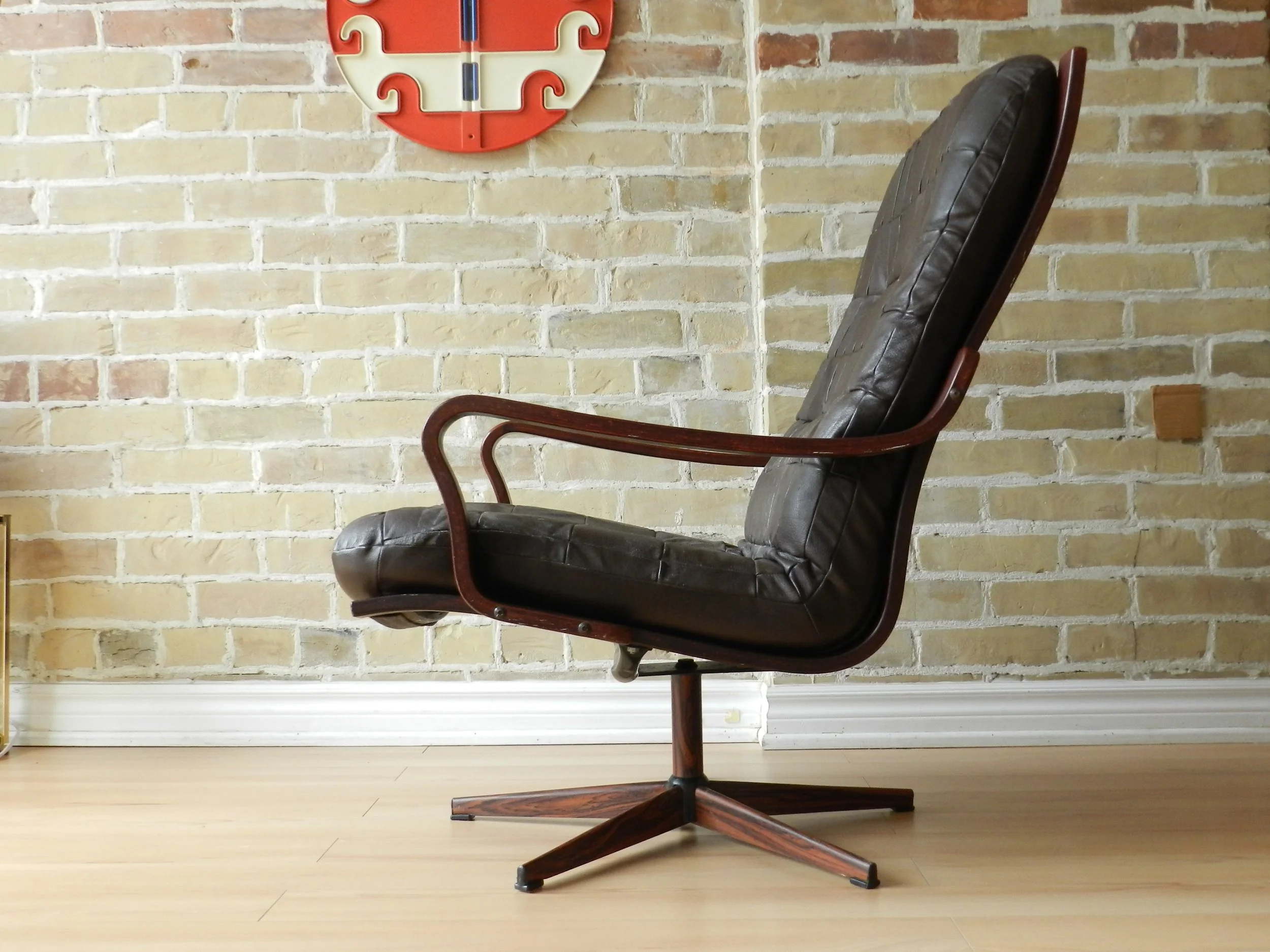 Pair of swivel lounge chair attributed to Westnofa. Bent plywood with leather upholstery on steel bases.  Norway, 1970s.