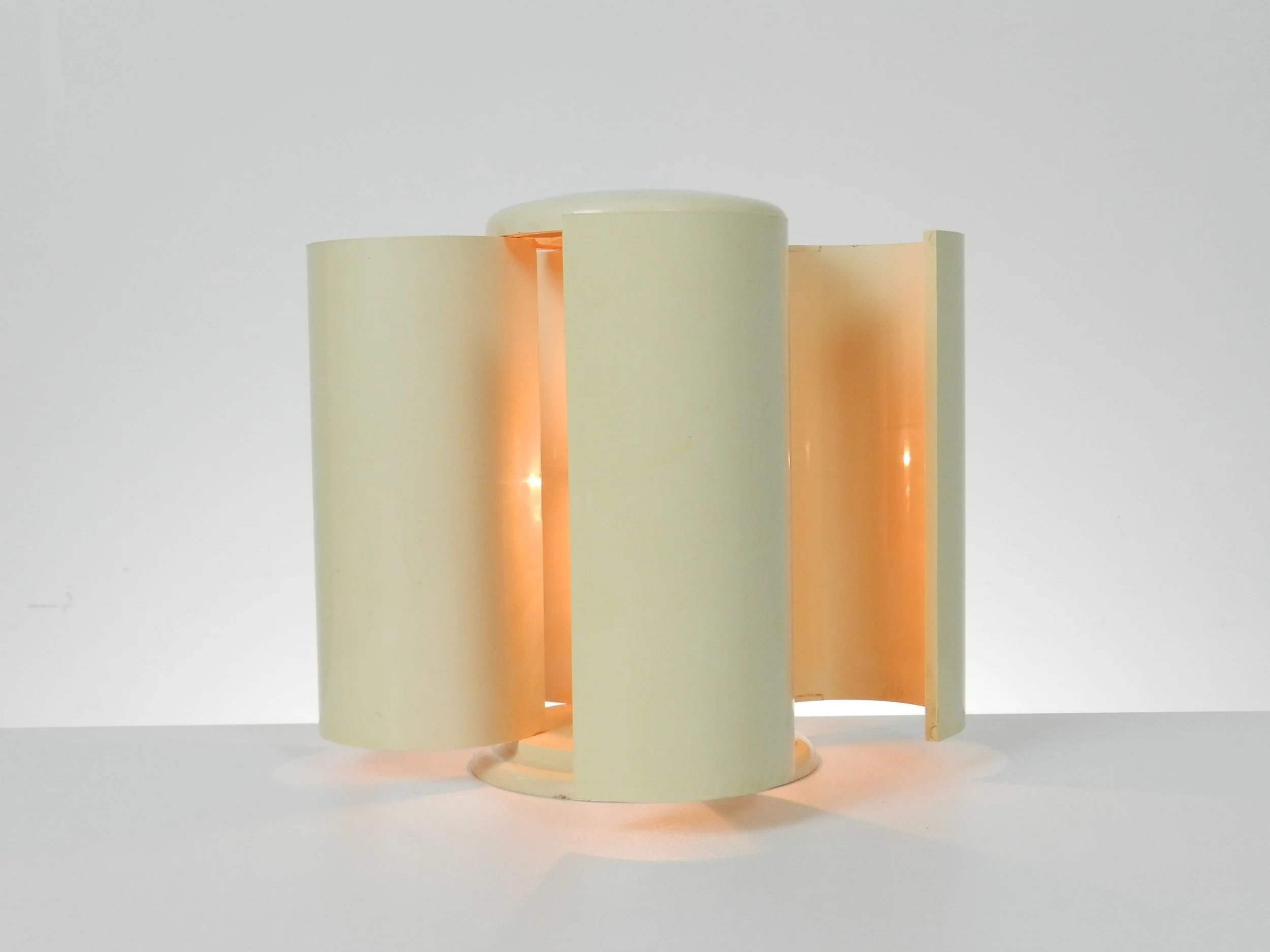 Plastic lamp with curved louvres designed by Studio D. A. for Lamperti.  Italy, 1970s.