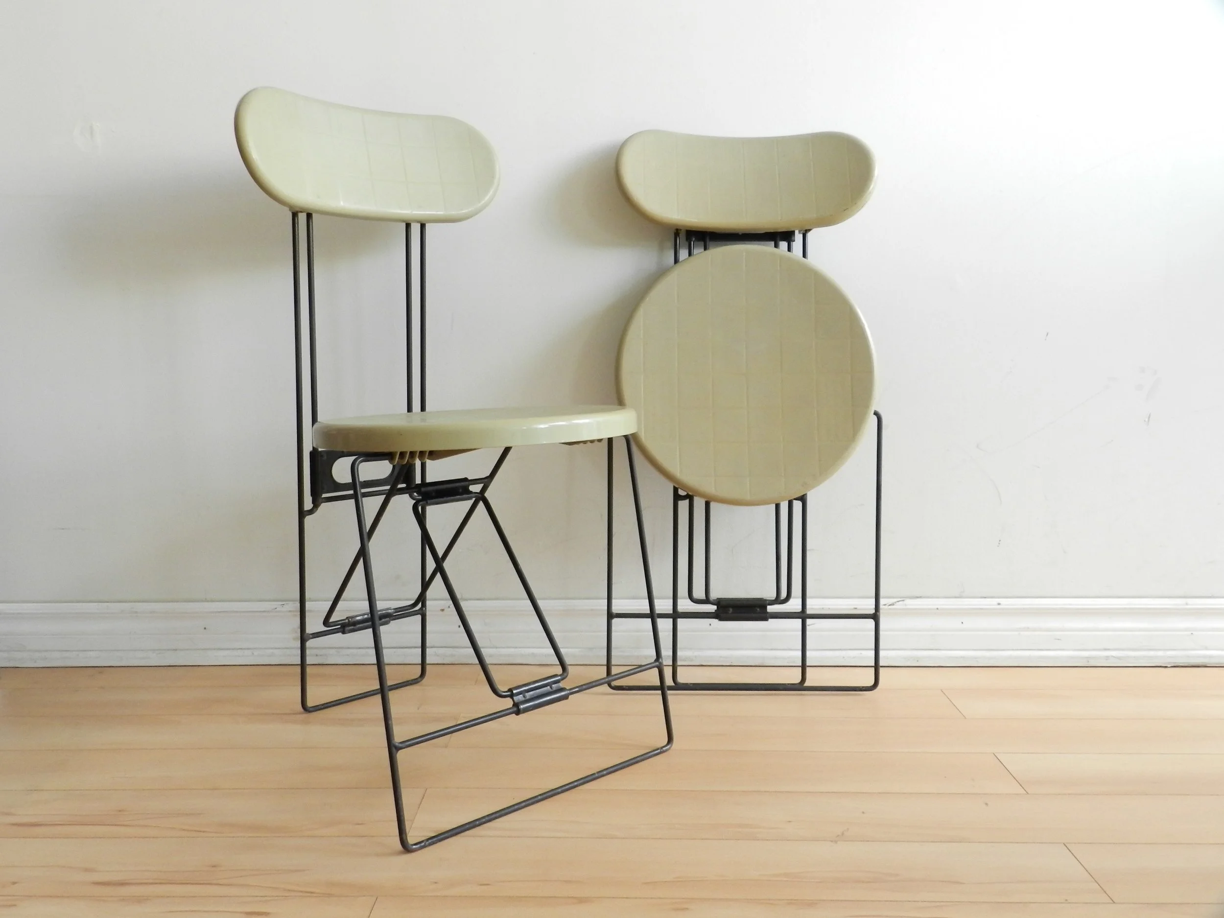 Pair of folding “Cricket” chairs designed by Andries Van Once and Kazuma Yamaguchi for Magis. In plastic and steel.  Italy, 1980s.