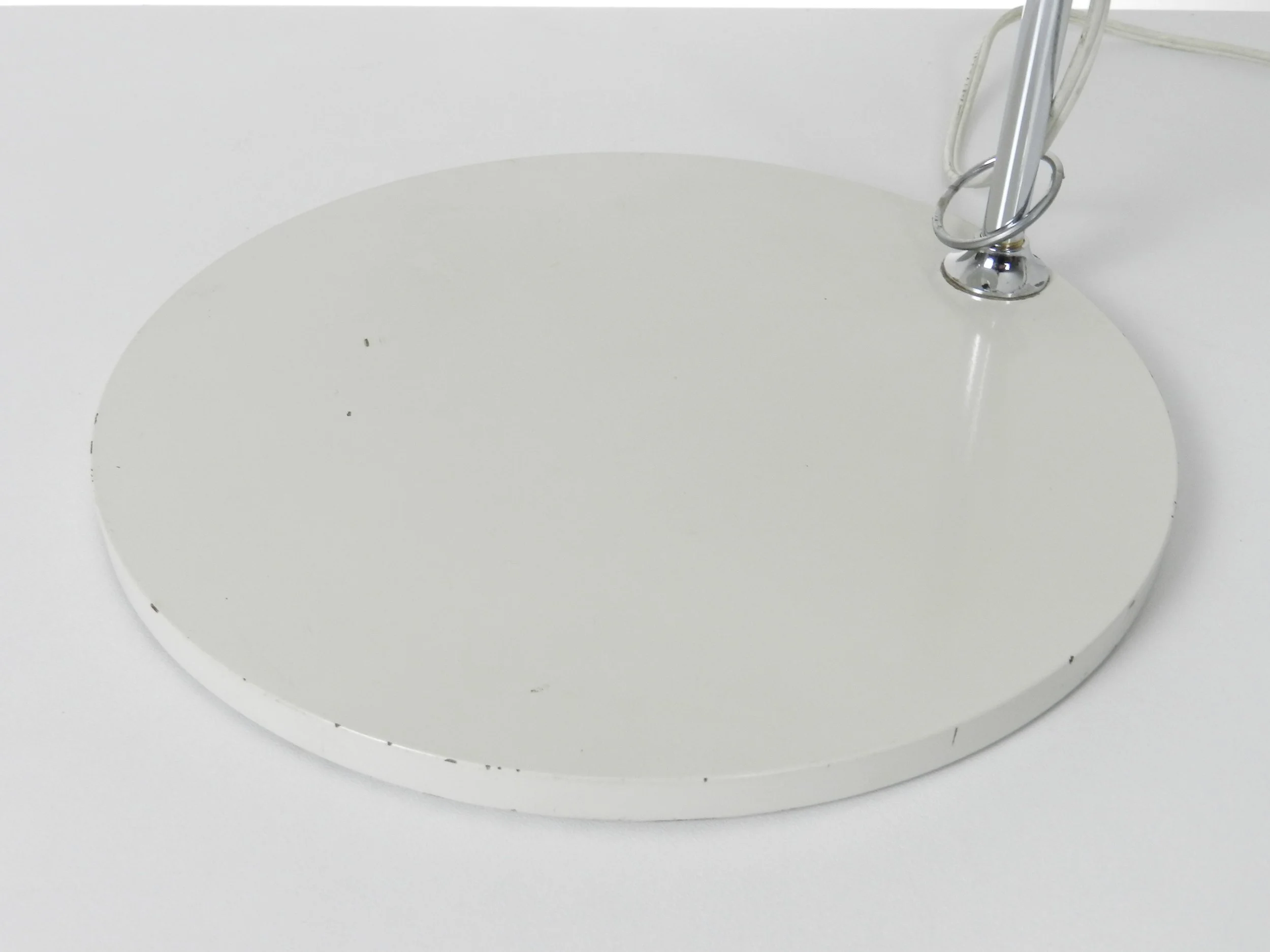 Adjustable ‘Cromado’ table lamp designed by Andre Ricard for Metalarte. Chromed steel and lacquered metal.  Spain, 1960s.