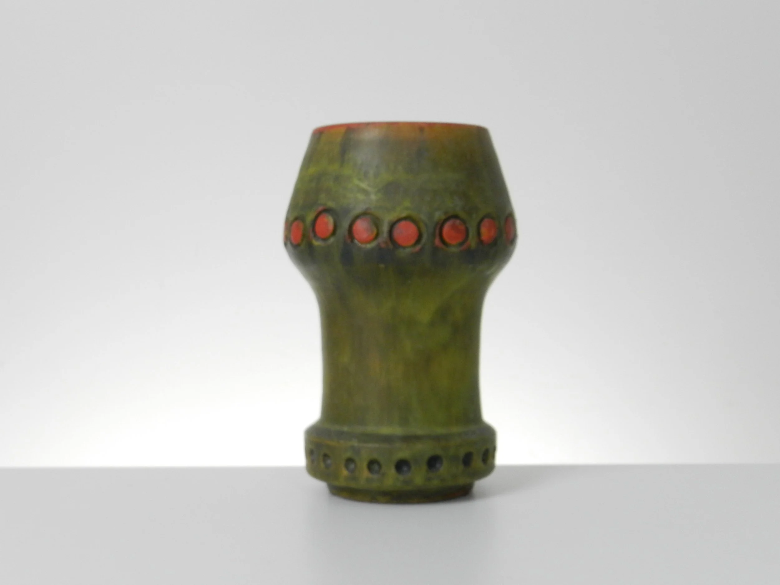 Mid century ceramic vase designed by Alvino Bagni for Raymor.  Italy, 1960s.