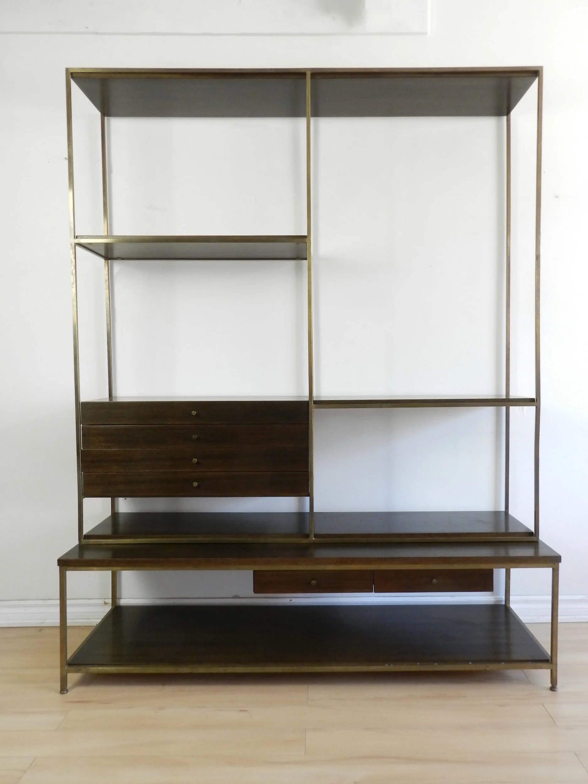 Mid century modern “The Irwin Collection” wall unit in mahogany and brass designed by Paul McCobb for Calvin. USA, 1950s.
