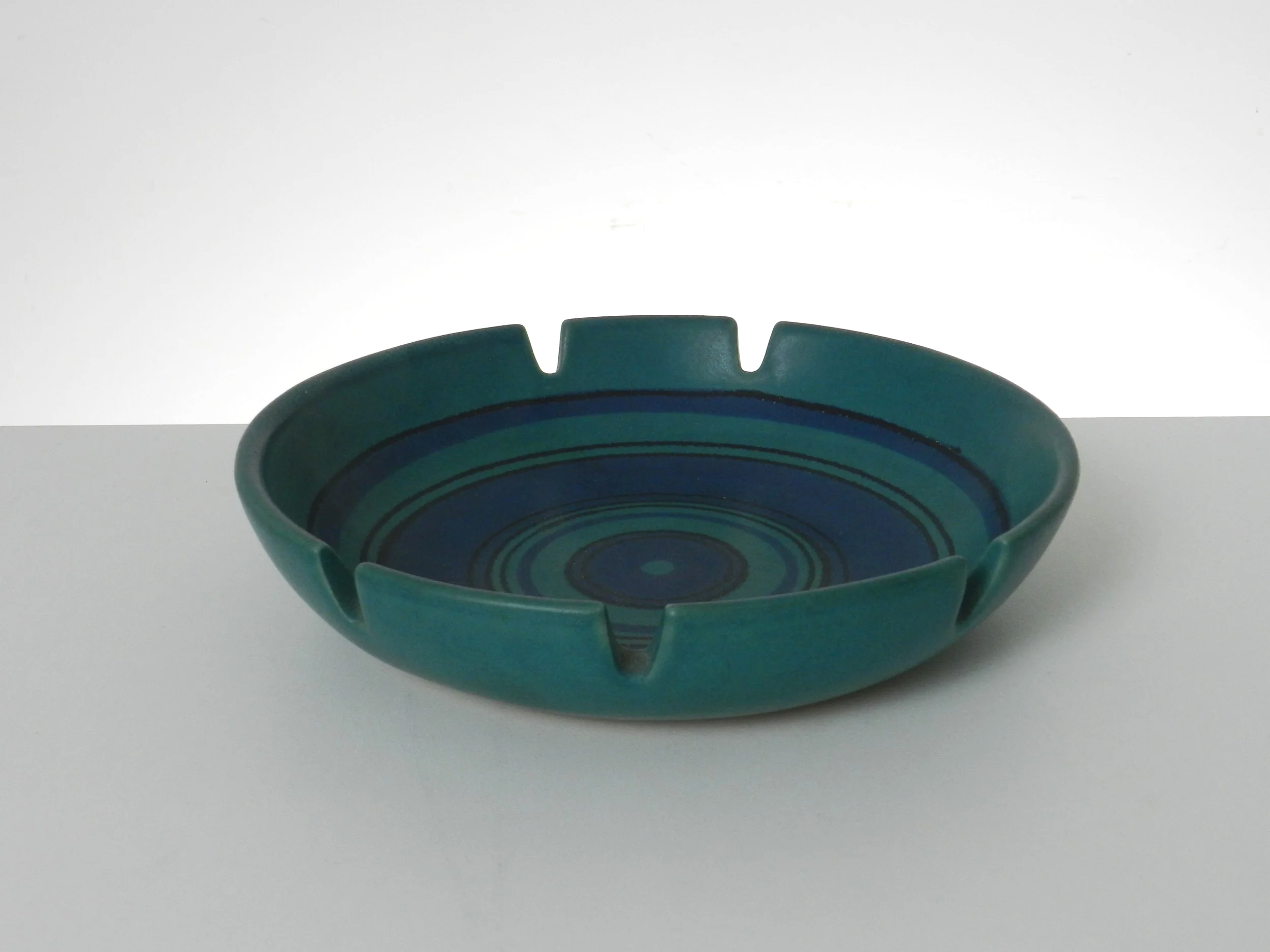 Ceramic “Gulfstream” ashtray designed by Fong Chow for Glidden.  USA, 1950s.
