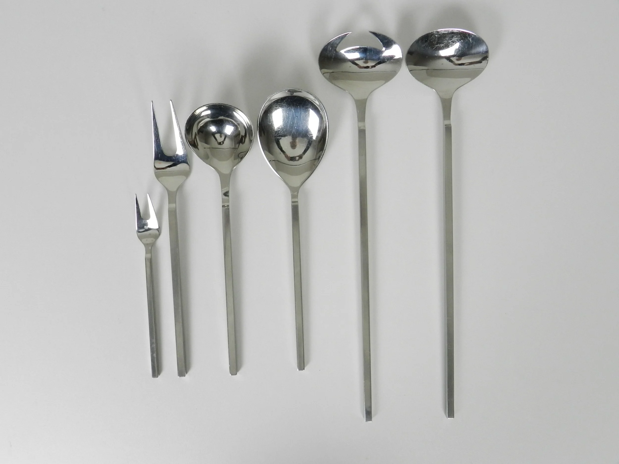 Stainless steel “Rondo” flatware set designed by Per Willemoes for Lundtofte. 8 - seven piece place settings (missing one tea spoon) plus 6 serving pieces, total of 61 pieces.  Denmark, 1970s.