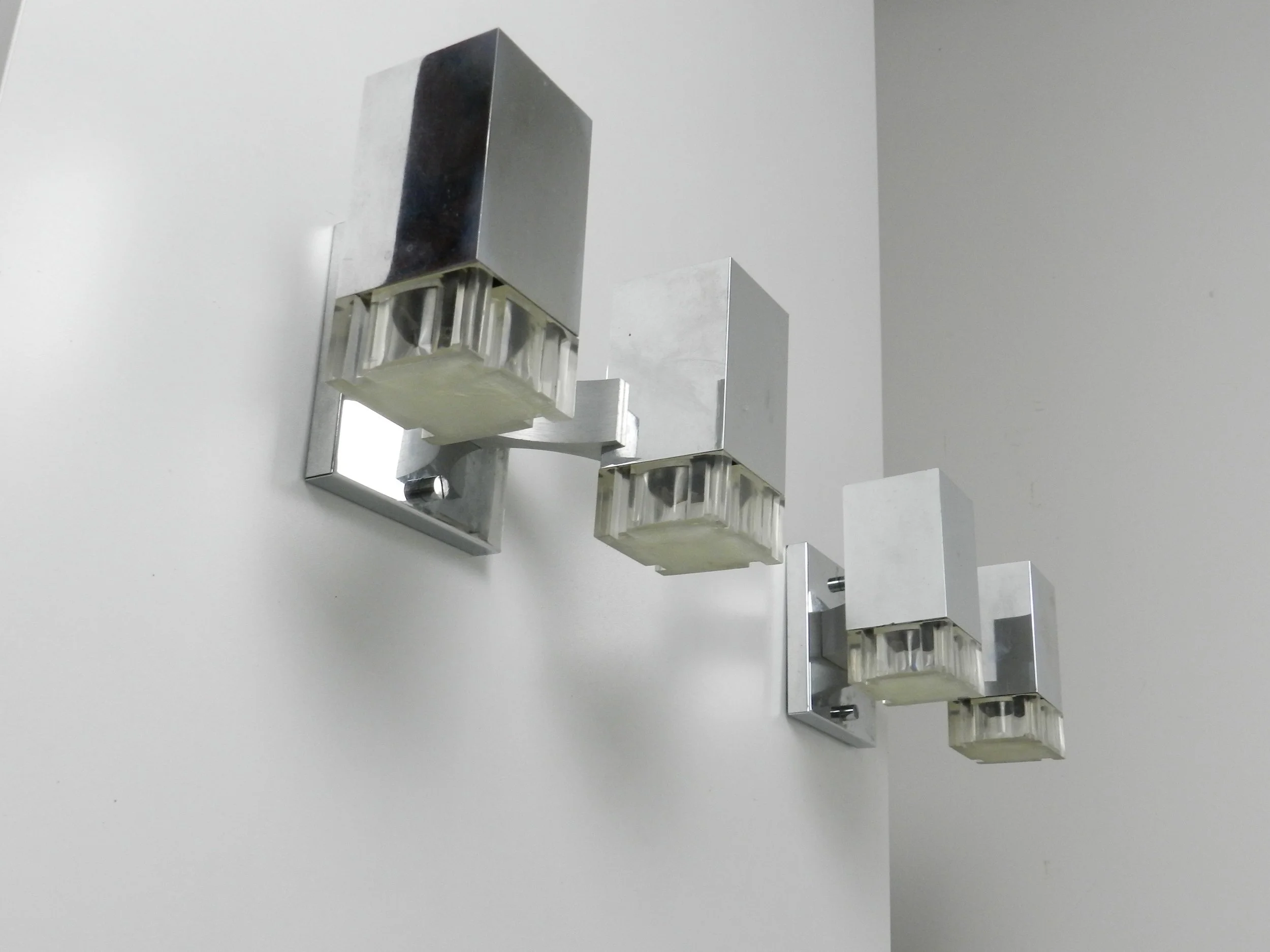 Pair of chrome and acrylic Cubic wall sconces designed by Gaetano Sciolari for Sciolari.  Italy, 1970s.
