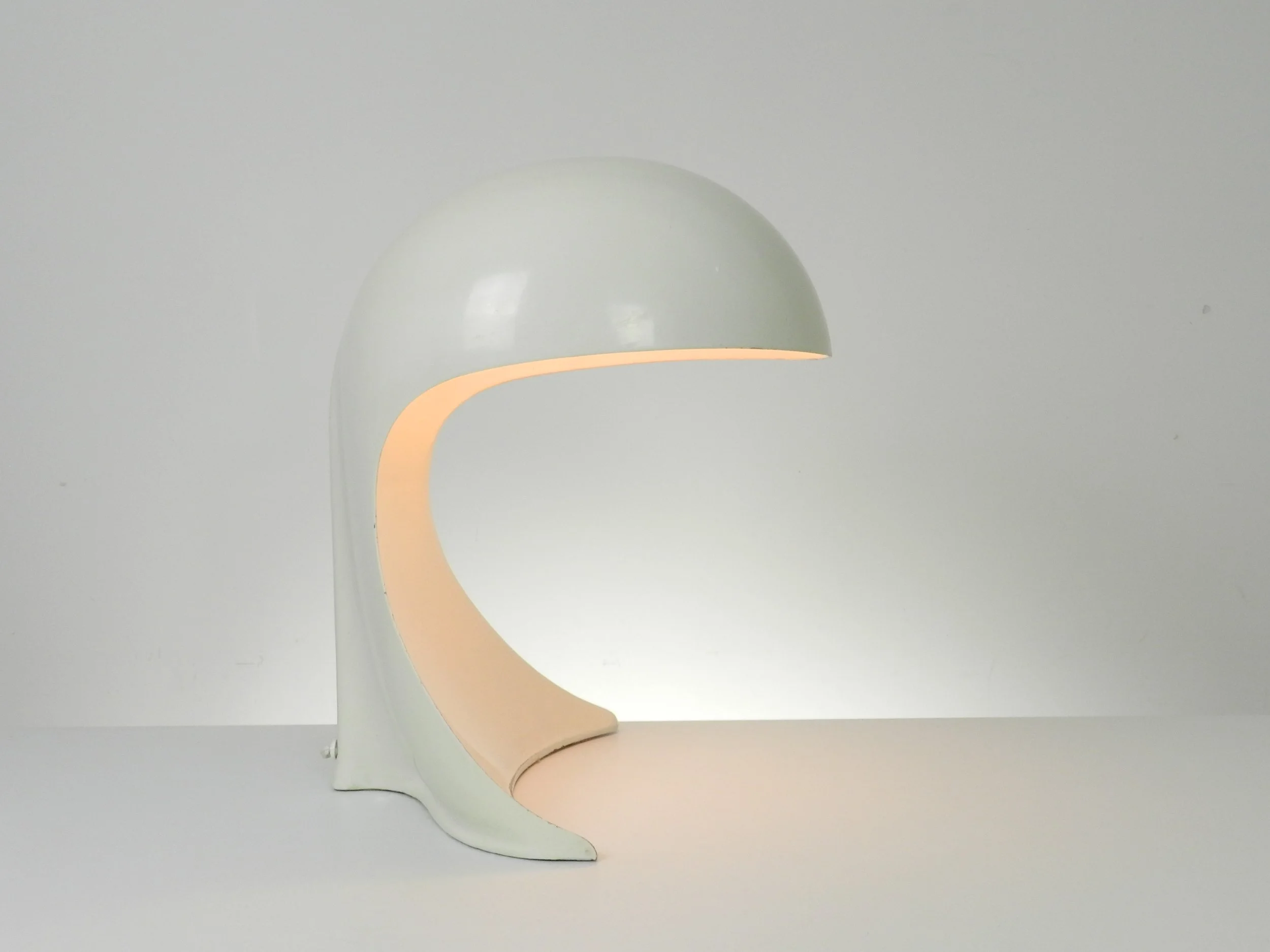 Dania table lamp designed by Dario Tognon for Artemide. White enameled cast metal.  Italy, 1960s.