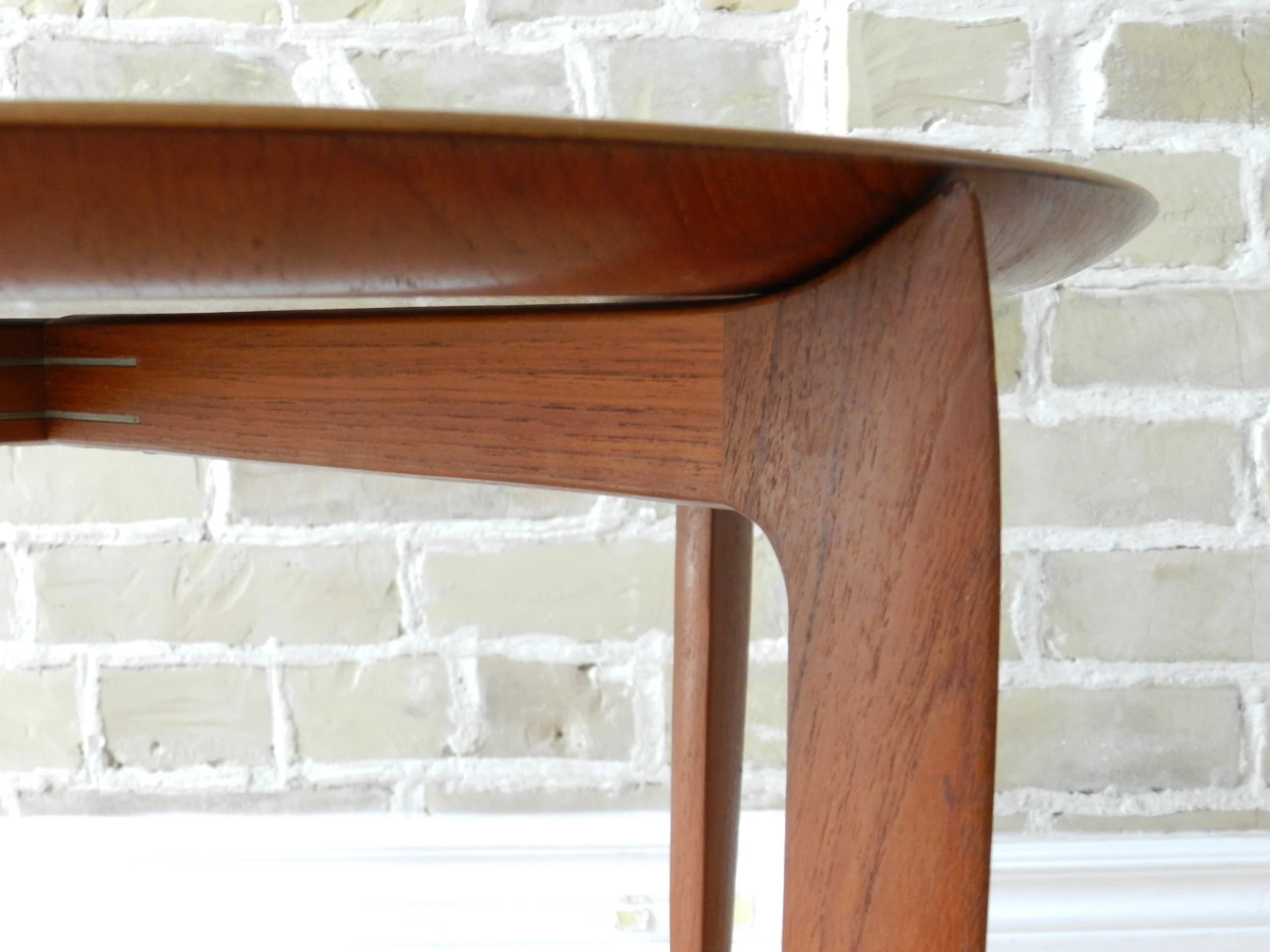 Vintage teak folding tray table with molded plywood top. Designed by H. Engholm and Svend Aage Willumsen for Fritz Hansen.  Denmark, 1960s.