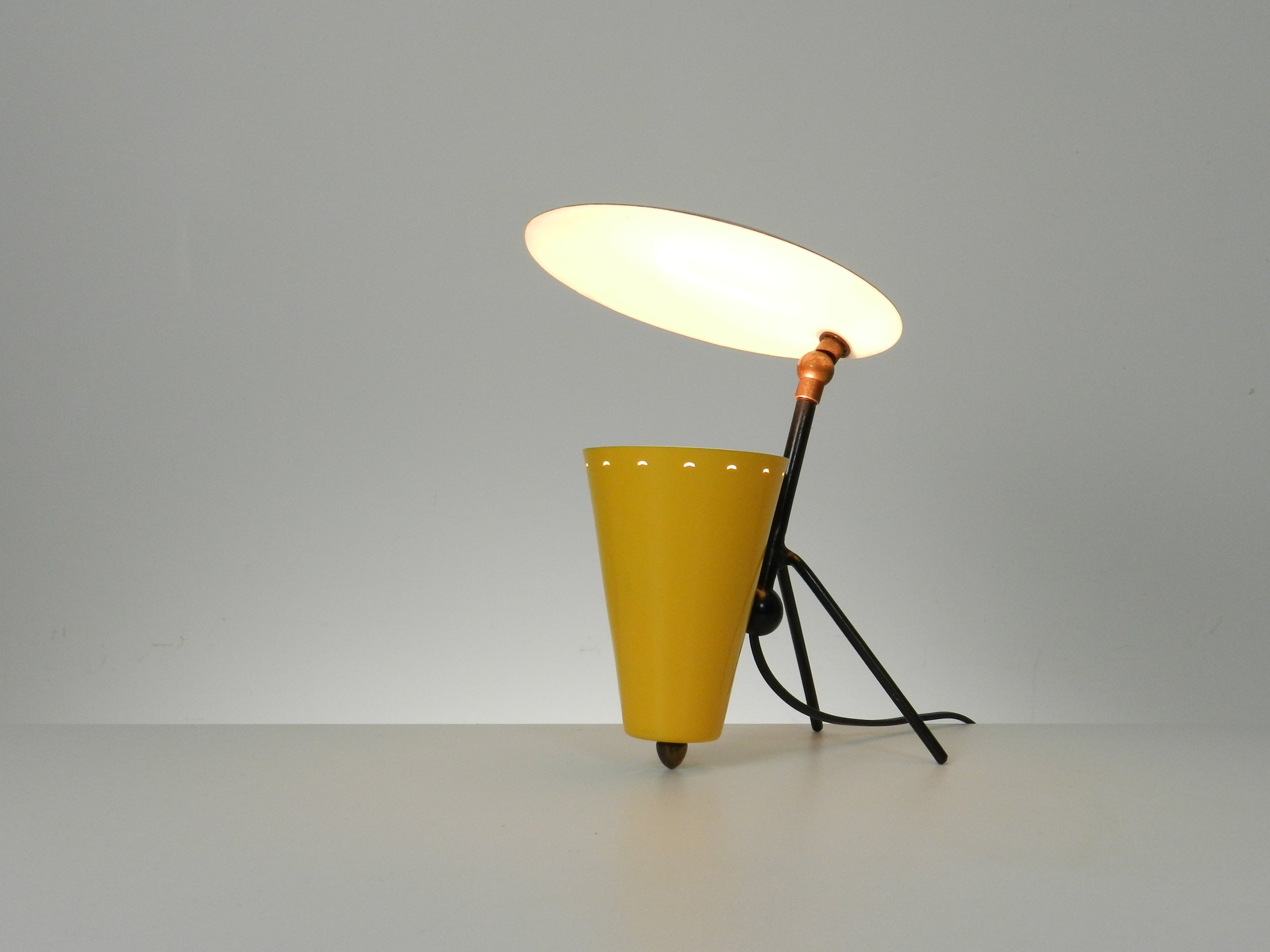 Compact mid century modern reflector lamp in enameled metal. Probably originates from Italy or France. Can be used as a table or wall lamp.  Circa 1950s.