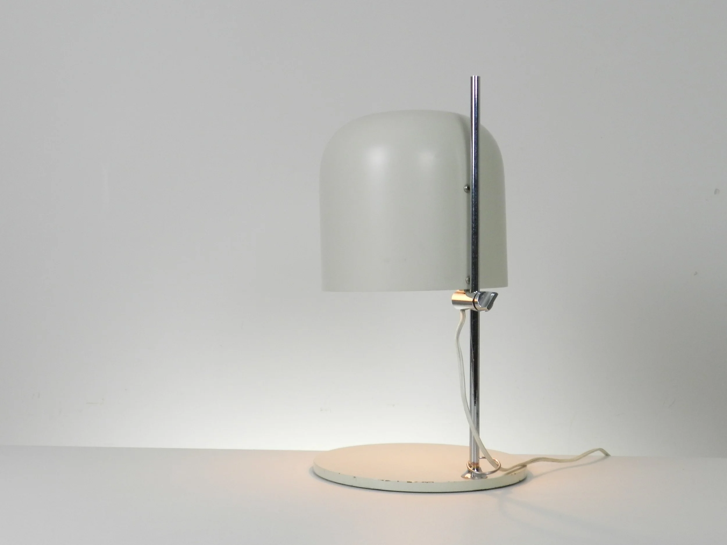 Adjustable ‘Cromado’ table lamp designed by Andre Ricard for Metalarte. Chromed steel and lacquered metal.  Spain, 1960s.