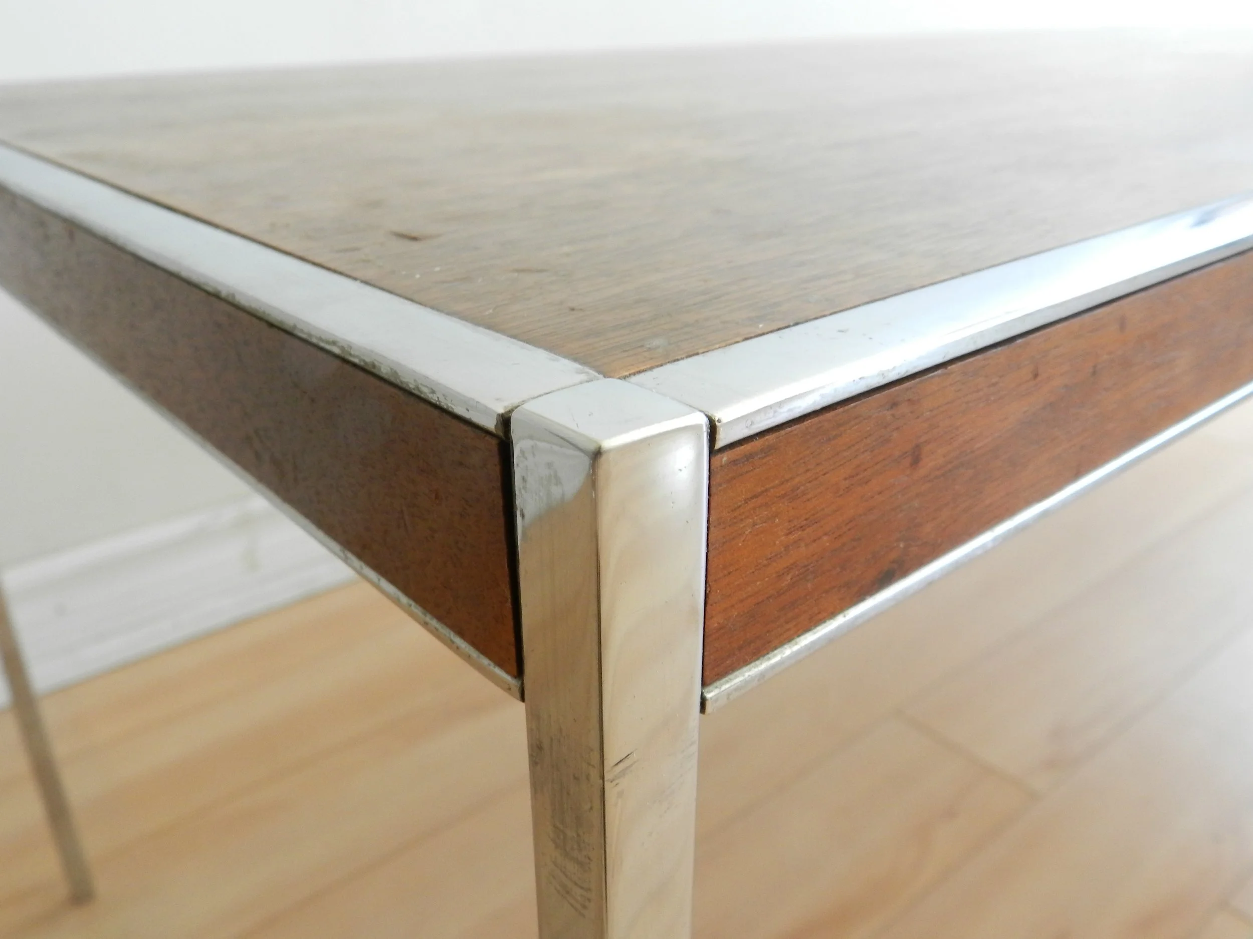 High quality mid century modern coffee table in chromed steel with walnut top. In the style of Paul McCobb.  Canada, 1960s.