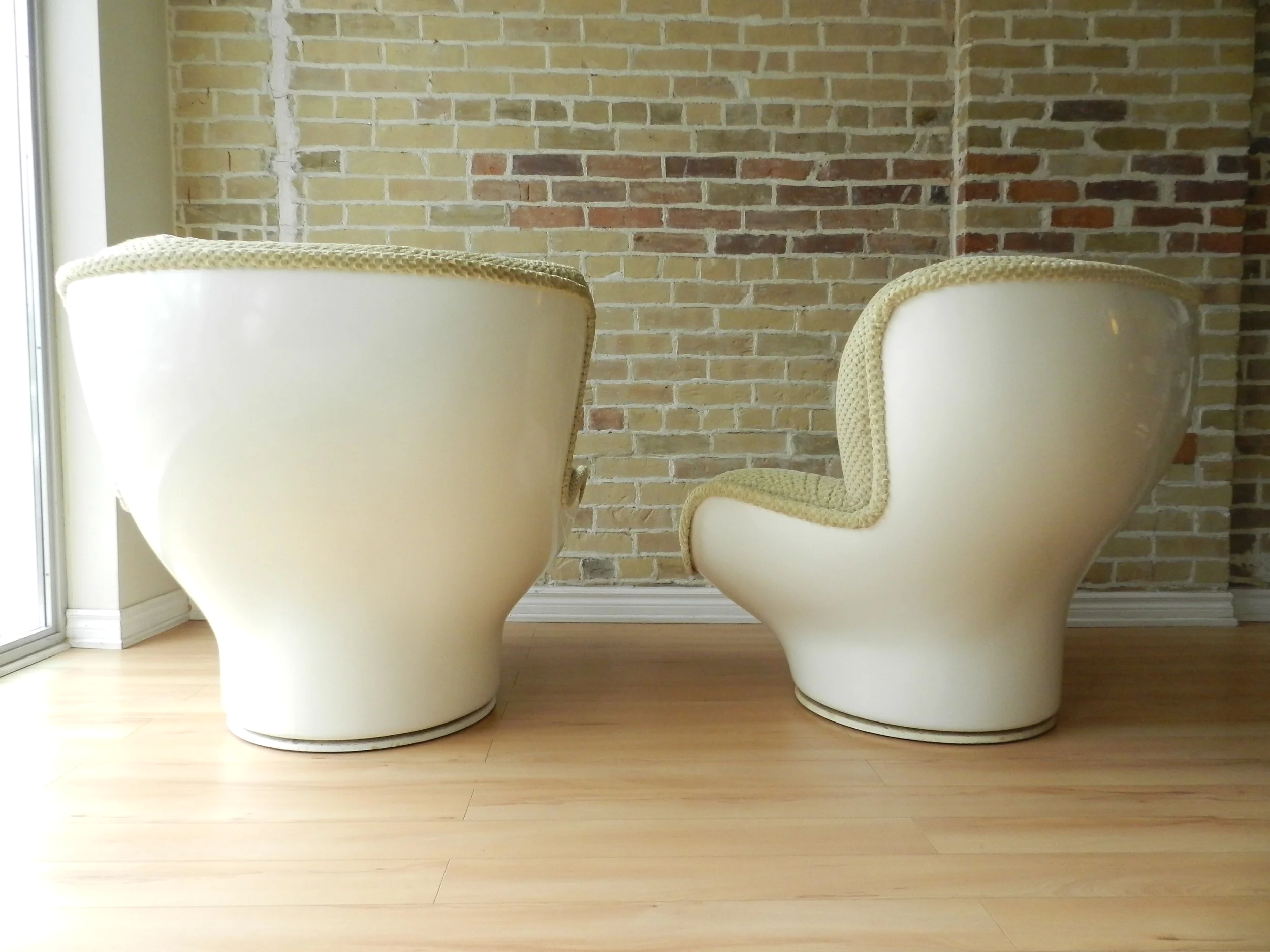 Karate swivel lounge chairs in fiberglass designed by Michel Cadestin. Made by Arconas under license from Airborne.  Designed in France, made in Canada, 1970s.