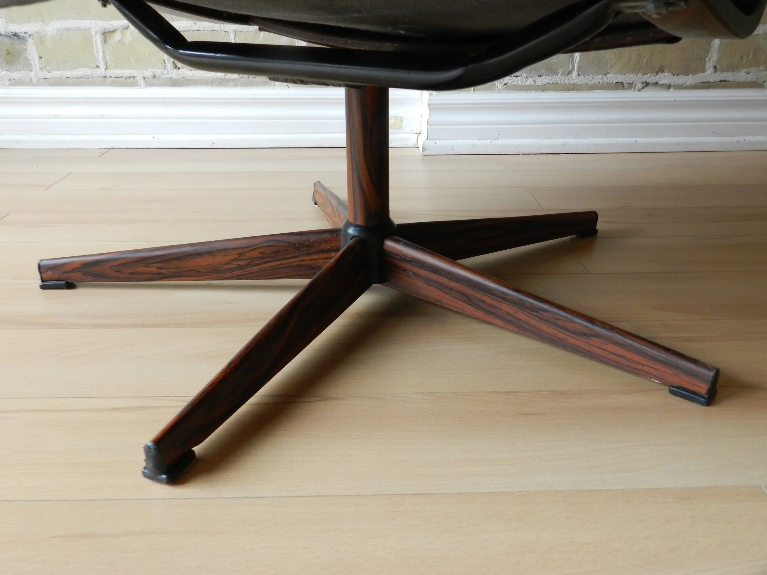 Pair of swivel lounge chair attributed to Westnofa. Bent plywood with leather upholstery on steel bases.  Norway, 1970s.