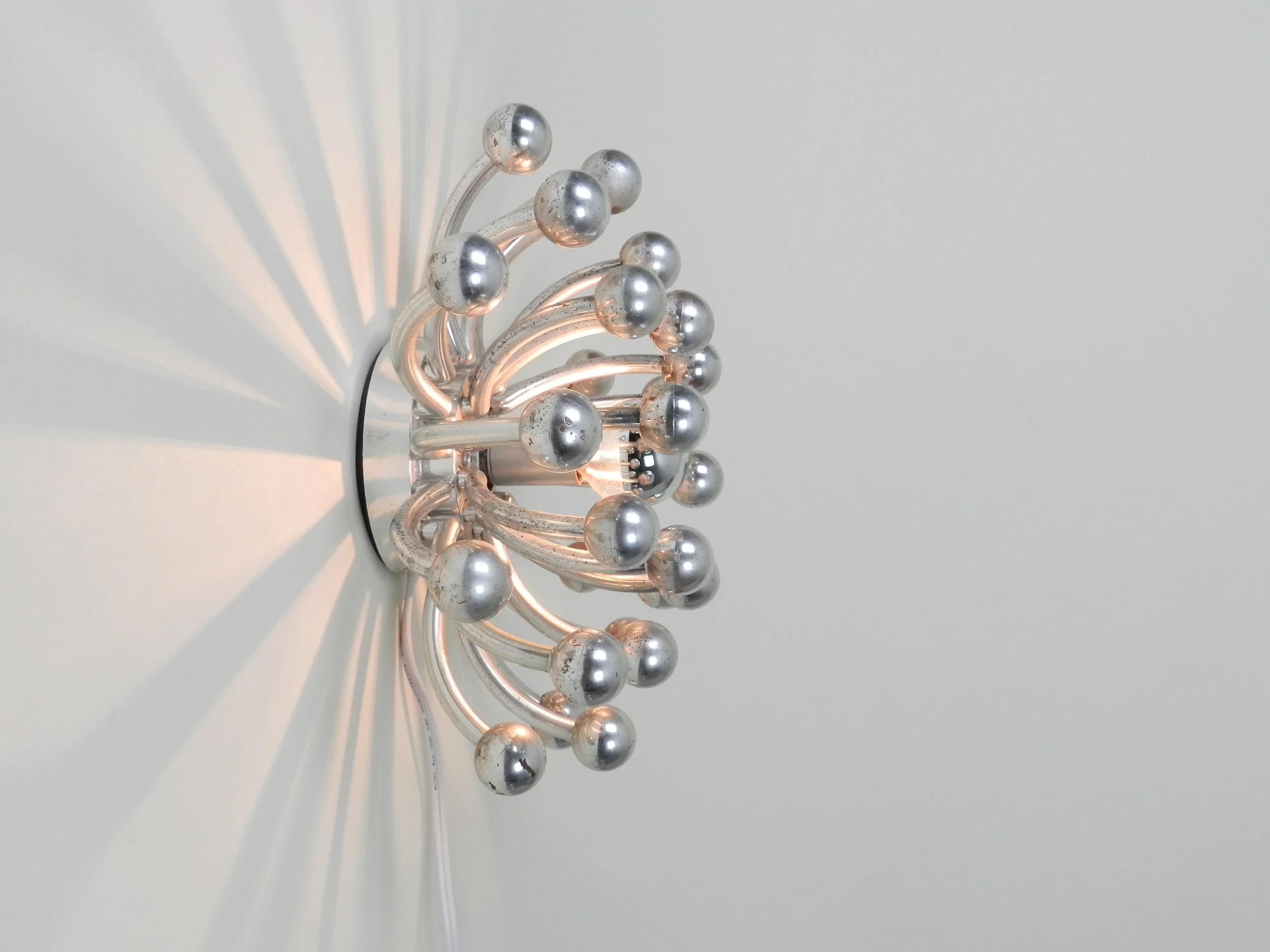 Vintage Pistillino wall lamp designed by Studio Tetrarch for Valenti.  Italy, 1960s.