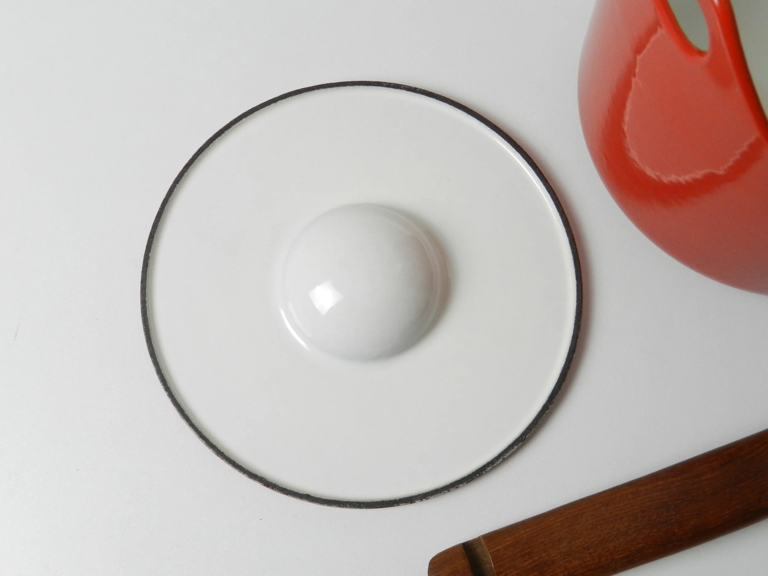 Enameled cast iron pot with lid and removable teak handle designed by Timo Sarpenava for Rosenlew. Oven or stovetop.  Finland, 1960s.