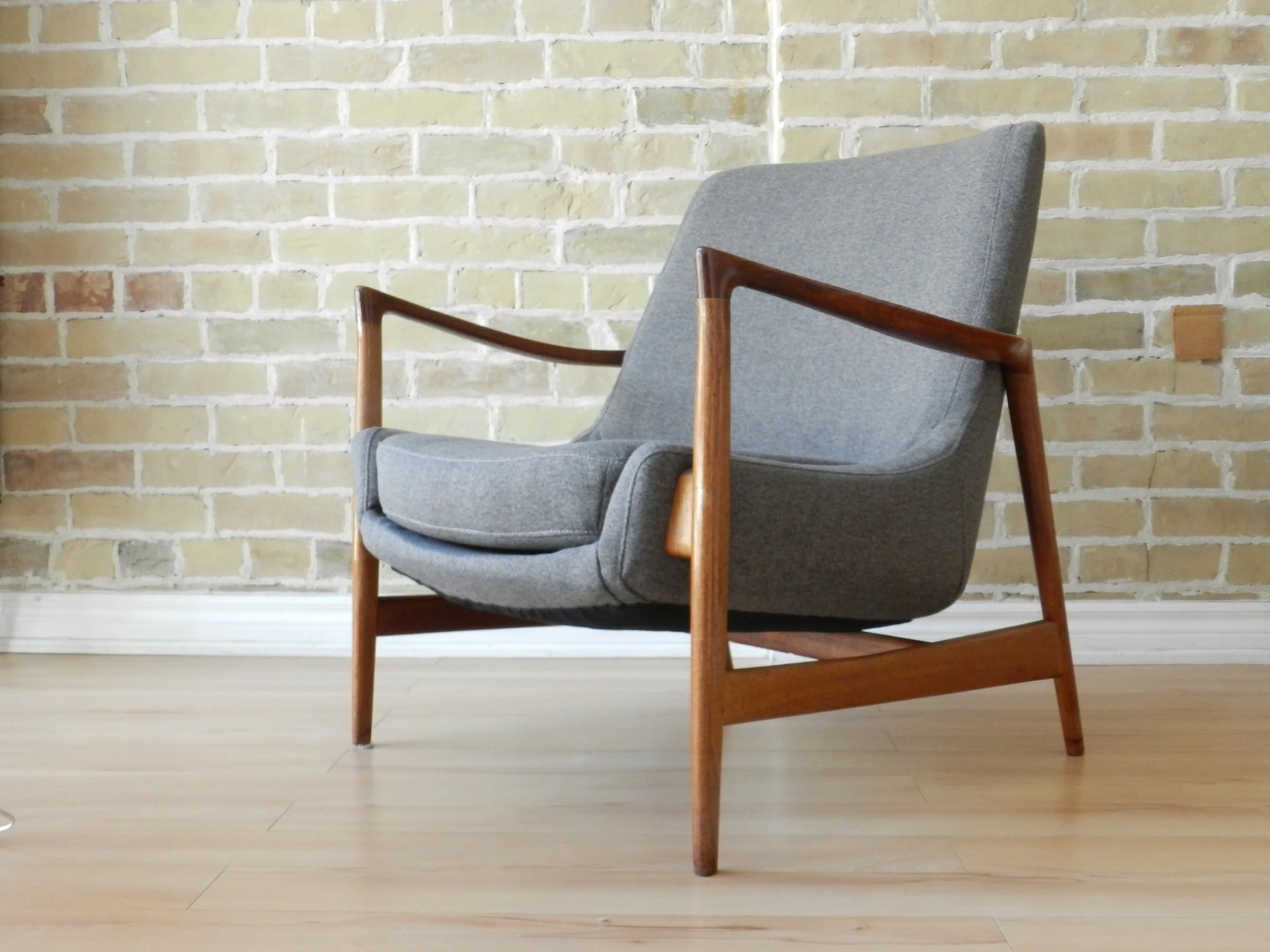 Teak lounge chair designed by Ib Kofod Larsen for Fritz Hansen