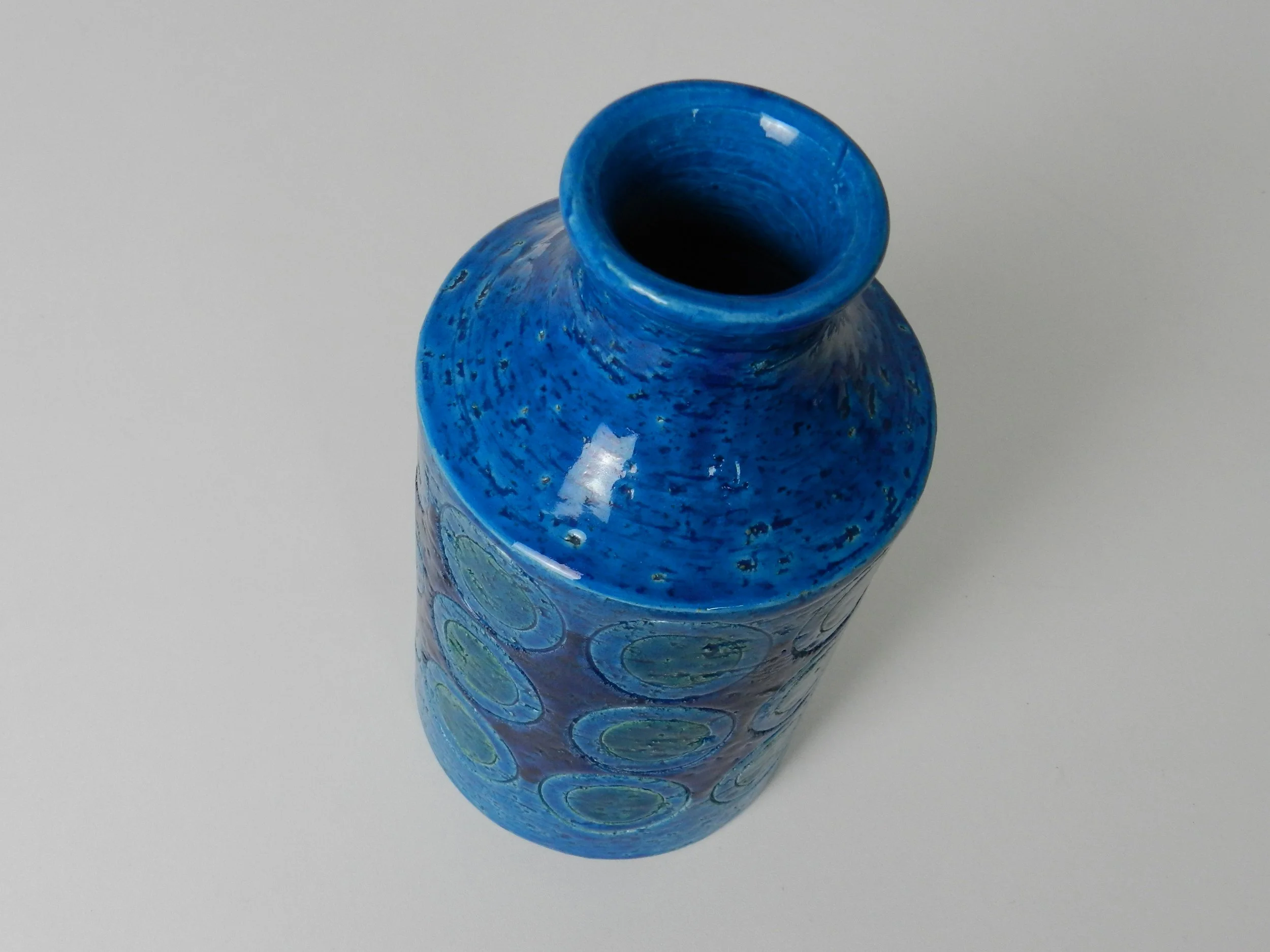 Mid century pottery vase designed by Aldo Londi for Bitossi.  Italy, 1960s.