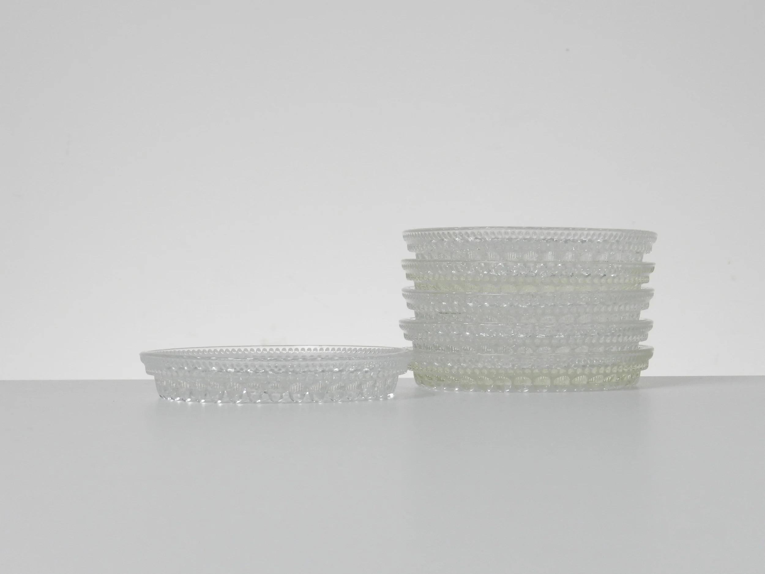 Set of 6 Kastehlmi glass coasters designed by Oiva Toikka for Nuutajarvi/Arabia.  Finland, 1960s.