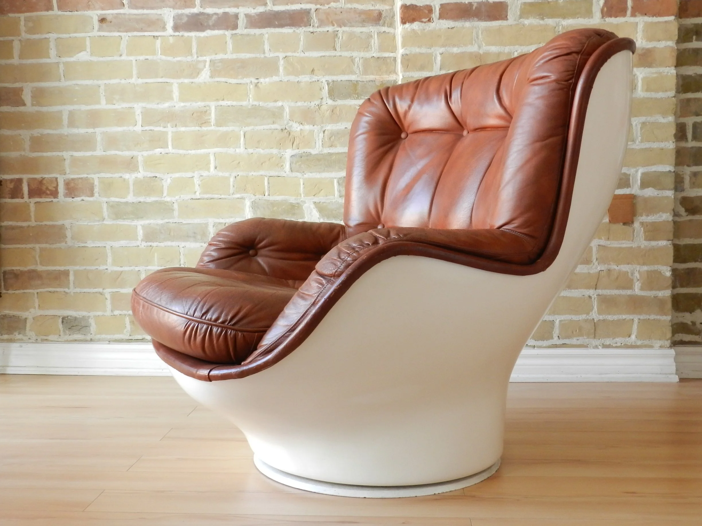 Karate swivel lounge chair in fiberglass designed by Michel