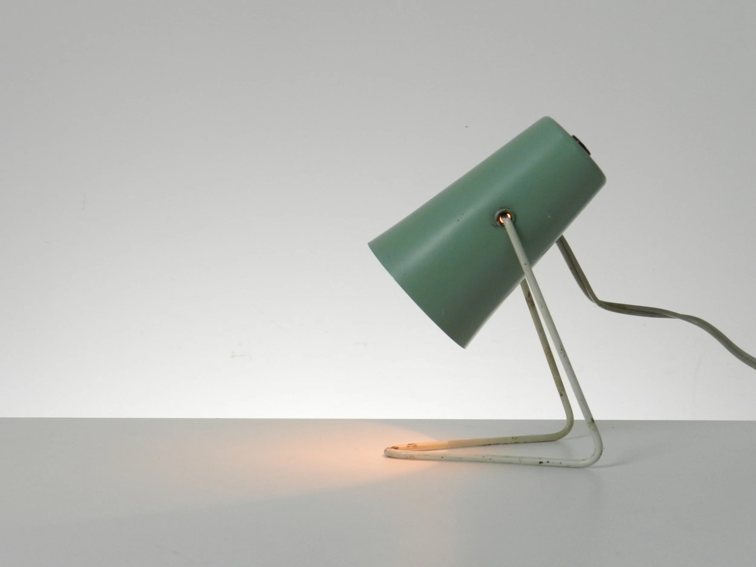 Compact mid century lamp in painted metal and aluminum. Can be used as a table or wall lamp.  Italy, 1950s.