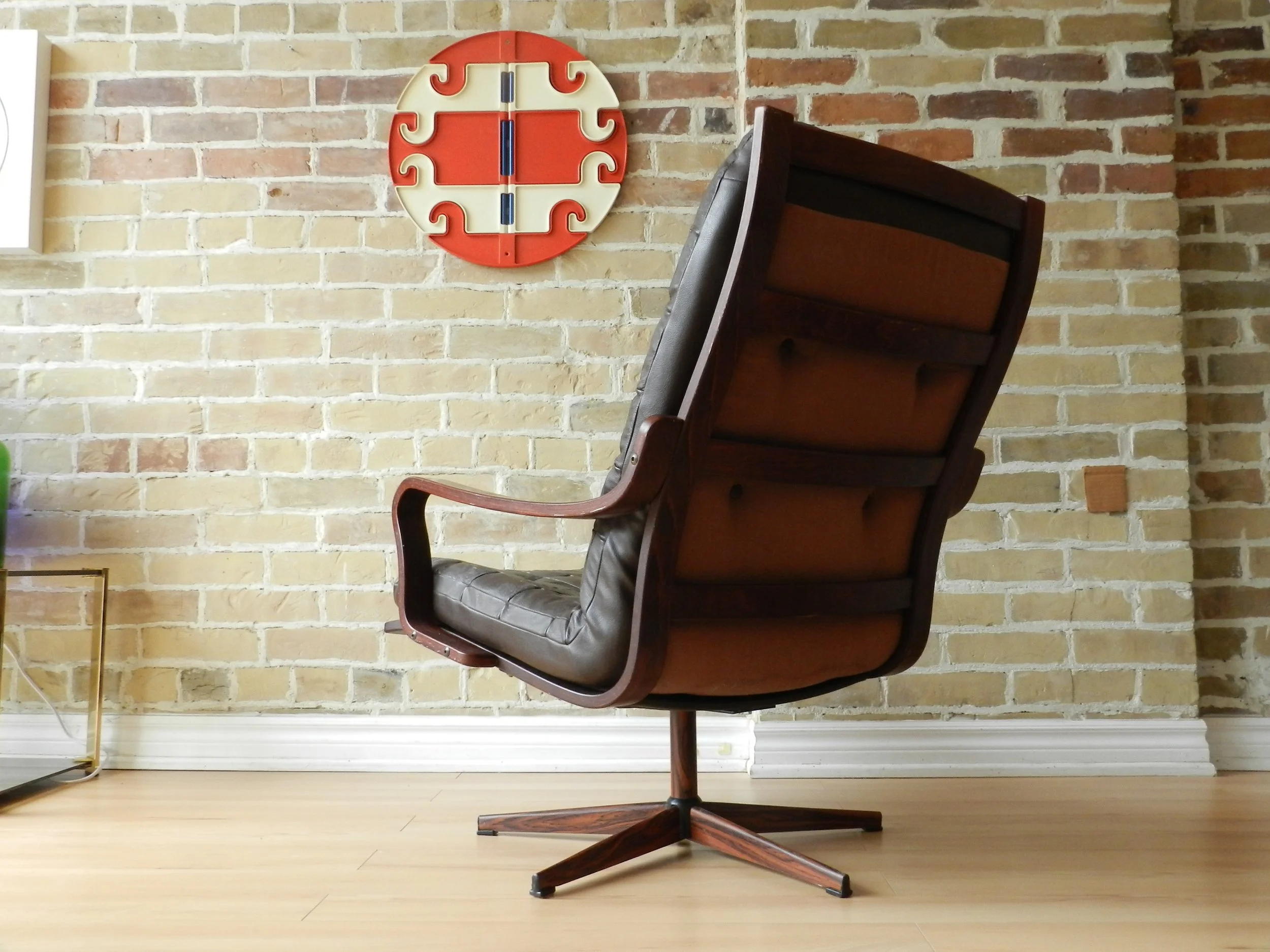 Pair of swivel lounge chair attributed to Westnofa. Bent plywood with leather upholstery on steel bases.  Norway, 1970s.