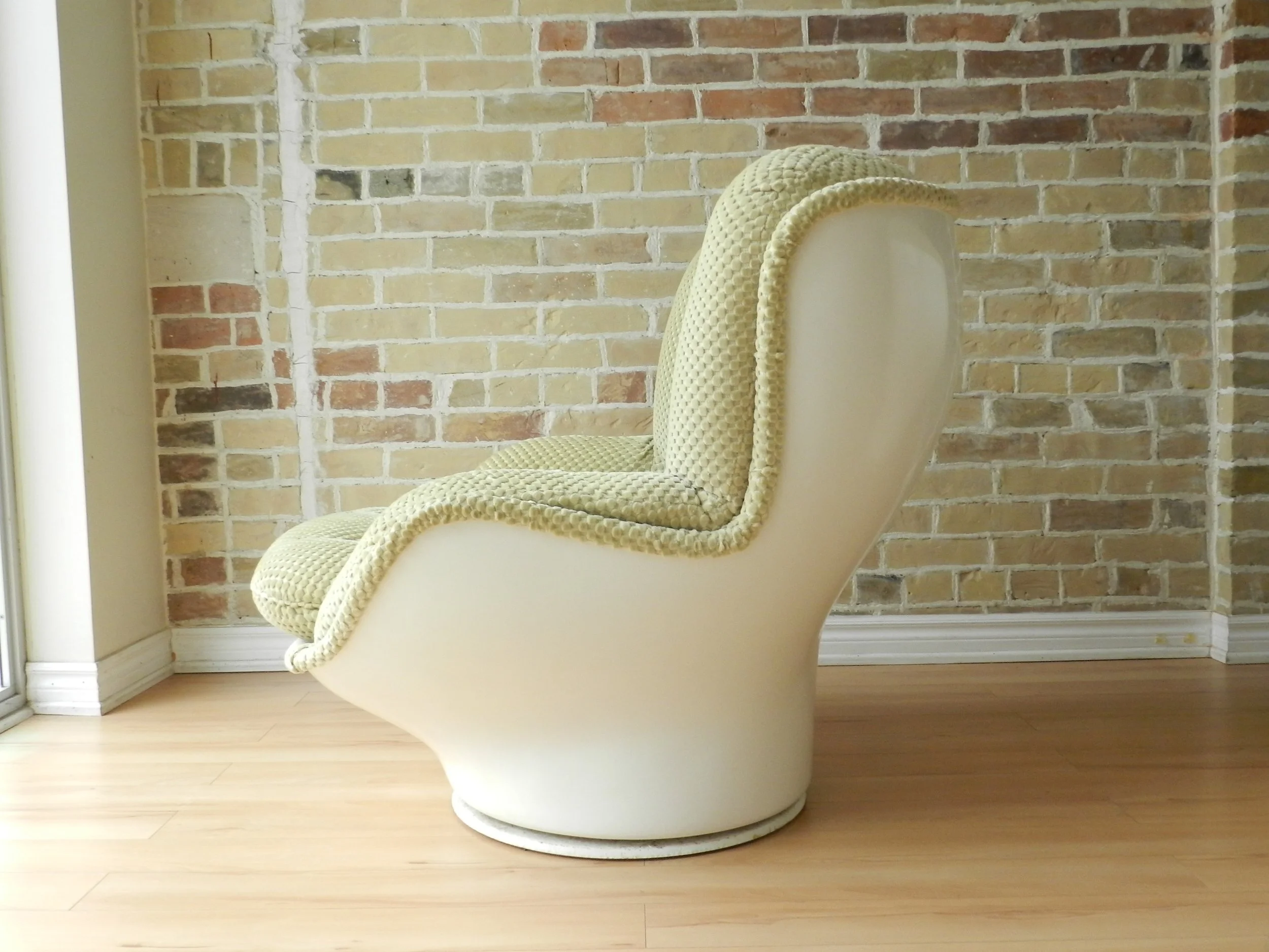 Karate swivel lounge chairs in fiberglass designed by Michel Cadestin. Made by Arconas under license from Airborne.  Designed in France, made in Canada, 1970s.