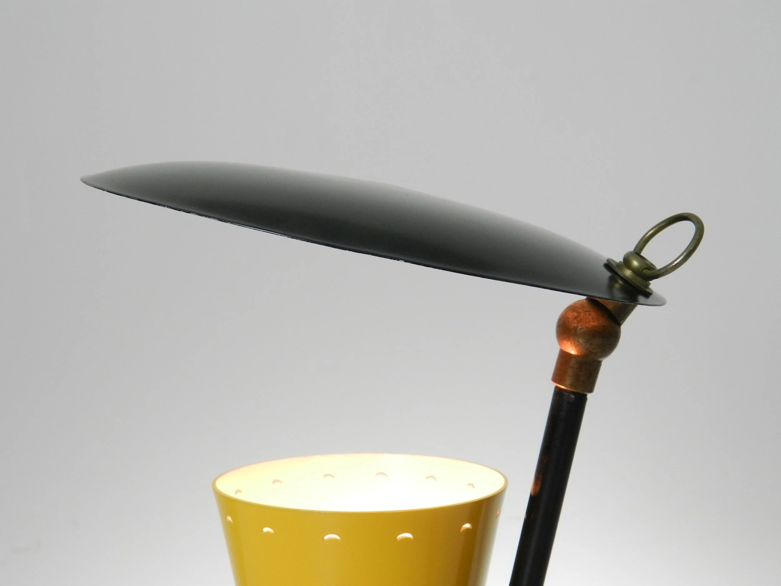 Compact mid century modern reflector lamp in enameled metal. Probably originates from Italy or France. Can be used as a table or wall lamp.  Circa 1950s.