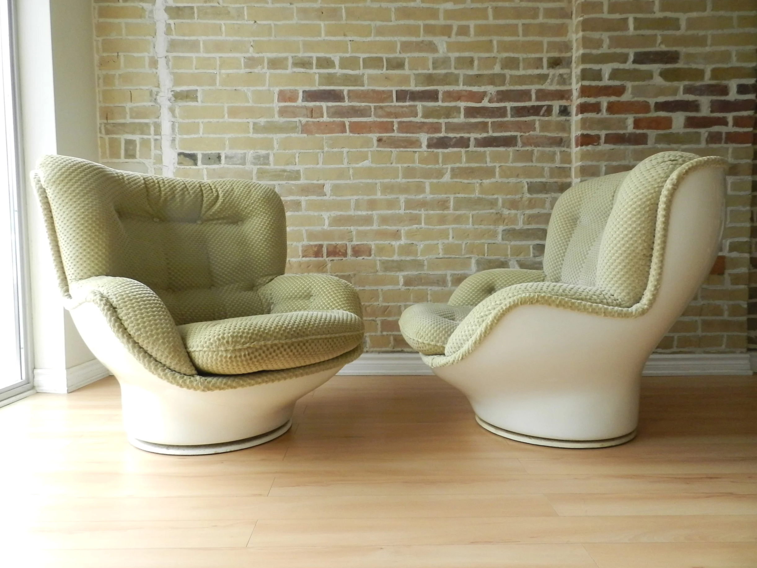 Karate swivel lounge chairs in fiberglass designed by Michel Cadestin. Made by Arconas under license from Airborne.  Designed in France, made in Canada, 1970s.