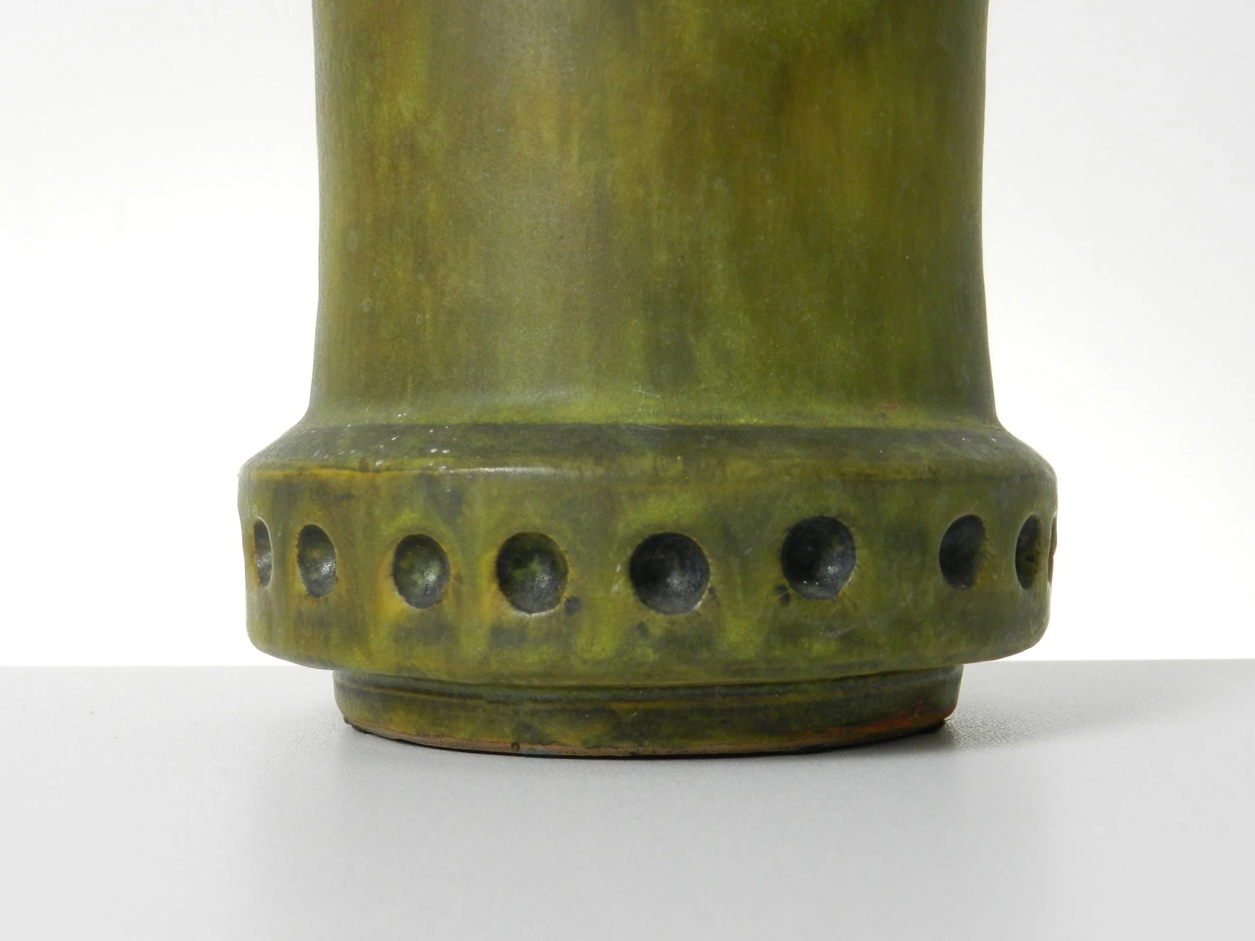 Mid century ceramic vase designed by Alvino Bagni for Raymor.  Italy, 1960s.