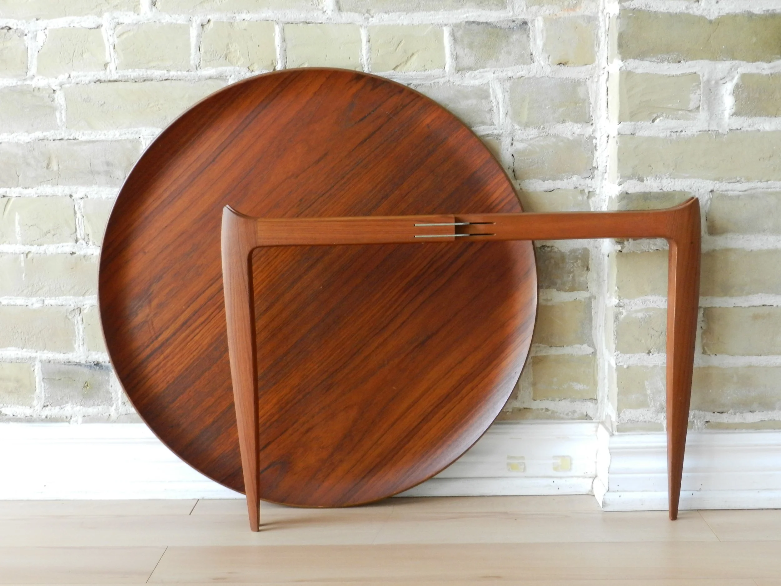 Vintage teak folding tray table with molded plywood top. Designed by H. Engholm and Svend Aage Willumsen for Fritz Hansen.  Denmark, 1960s.