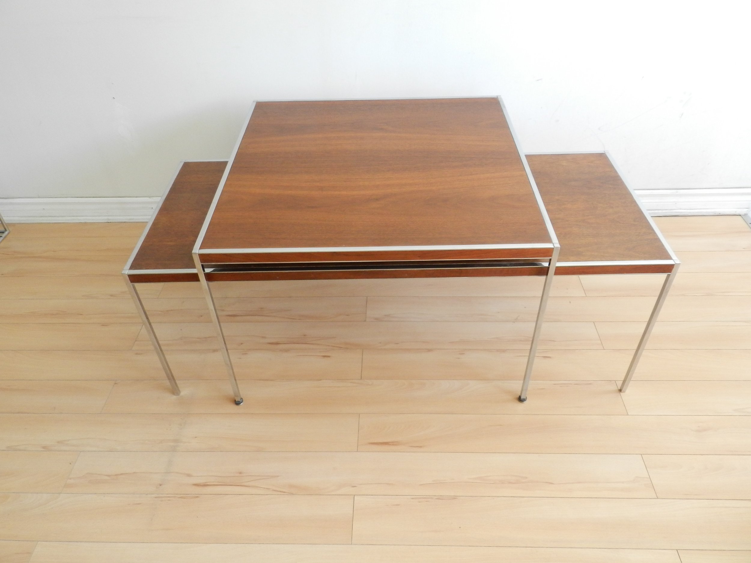High quality mid century modern coffee table in chromed steel with walnut top. In the style of Paul McCobb.  Canada, 1960s.