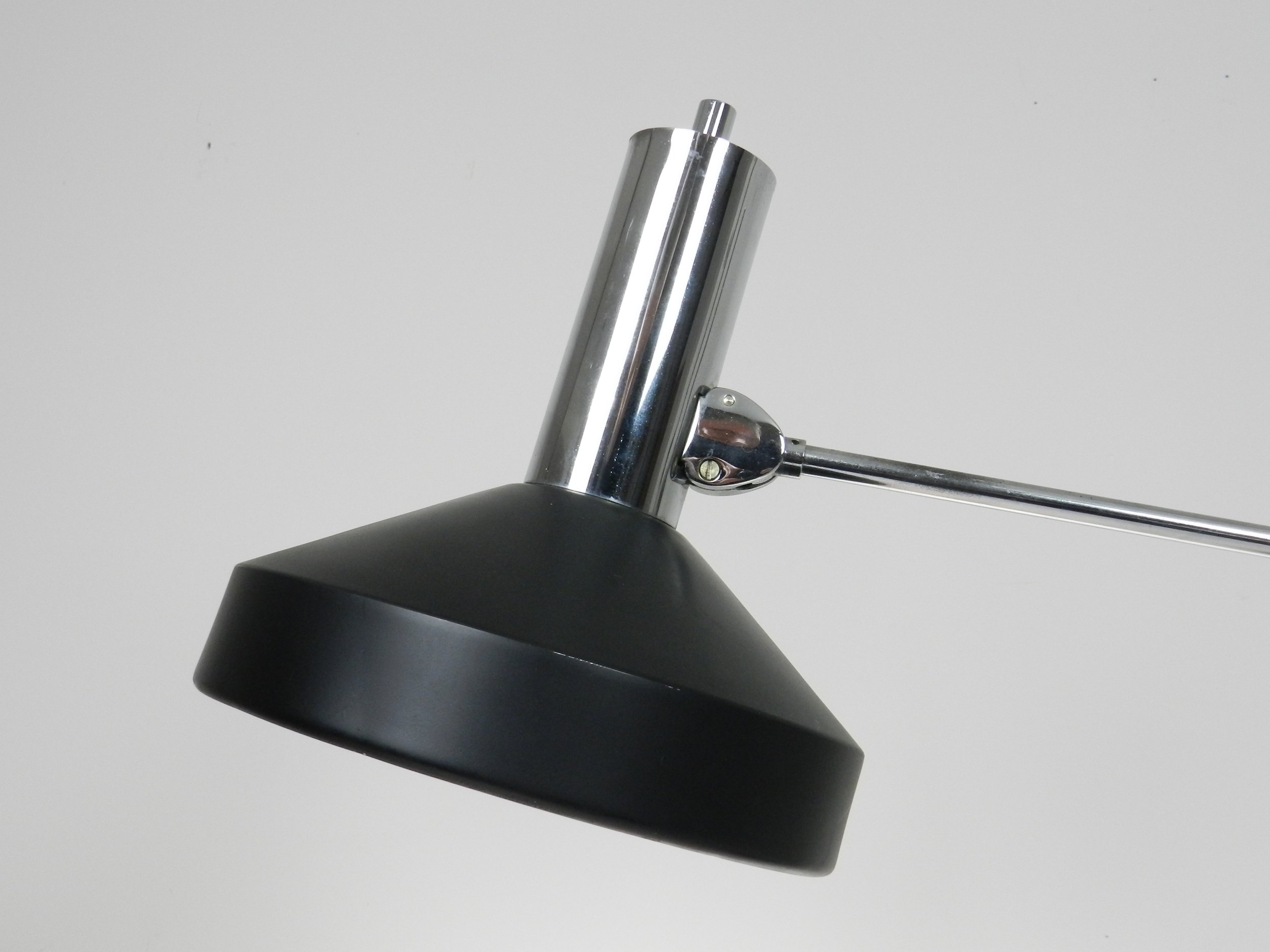 High quality mid century desk lamp in chromed steel and painted aluminum. Probably made by Kaiser.  Germany, 1960s.